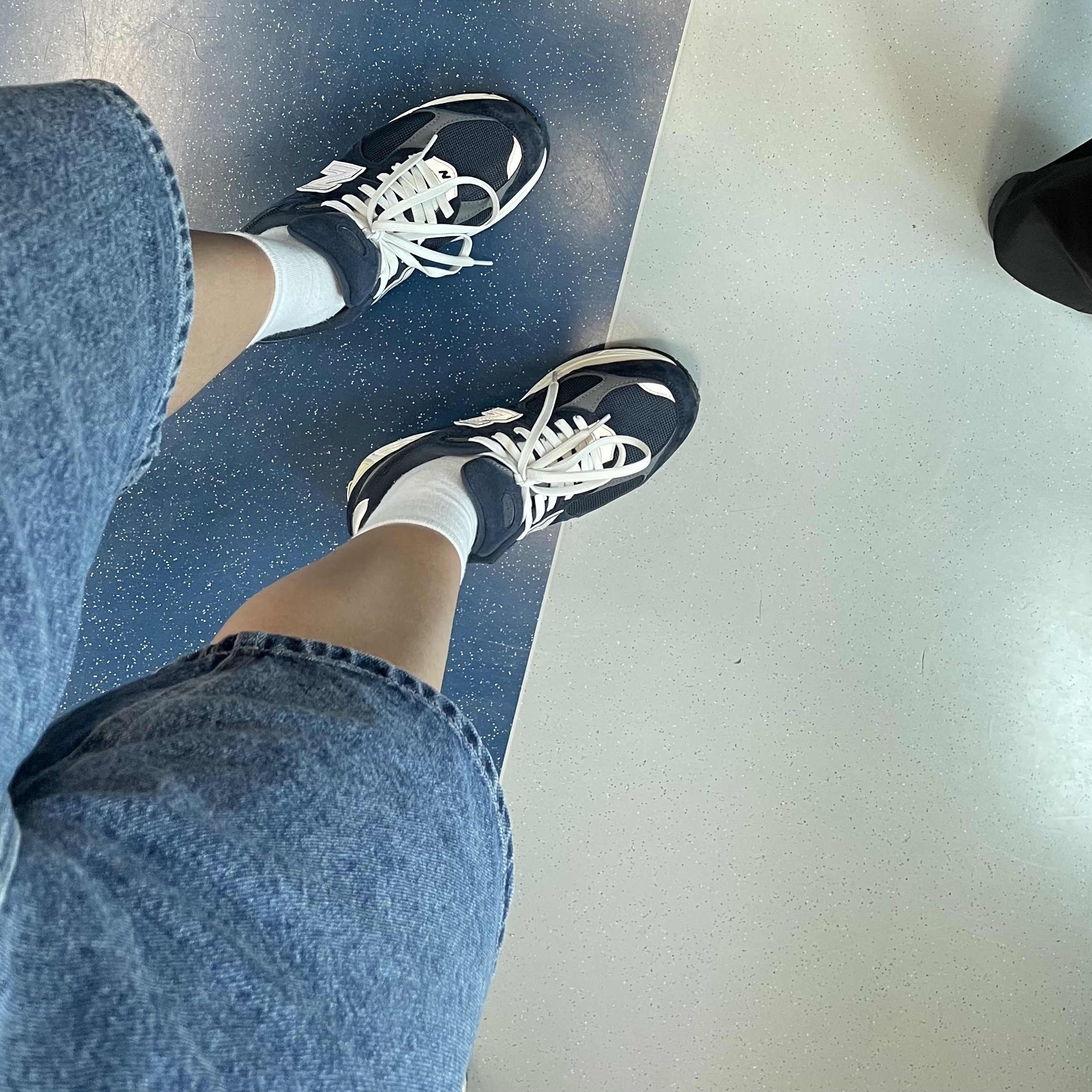 New Balance 2002R Eclipse Castlerock 착용 스타일 - 2