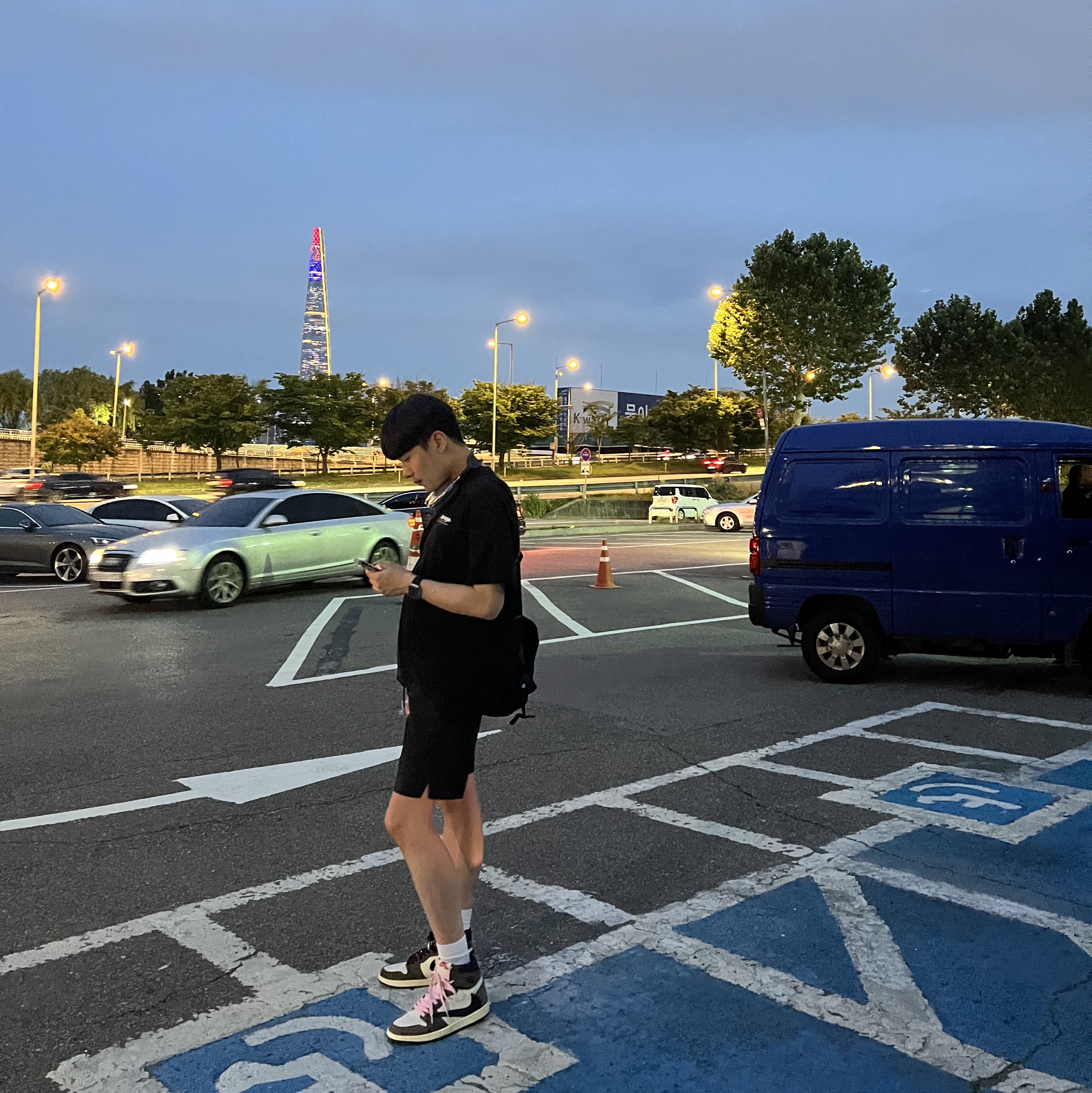 Apple AirPods Max Lightning Space Gray (Korean Ver.), Jordan 1 x Travis Scott Retro High OG SP Mocha 착용 스타일