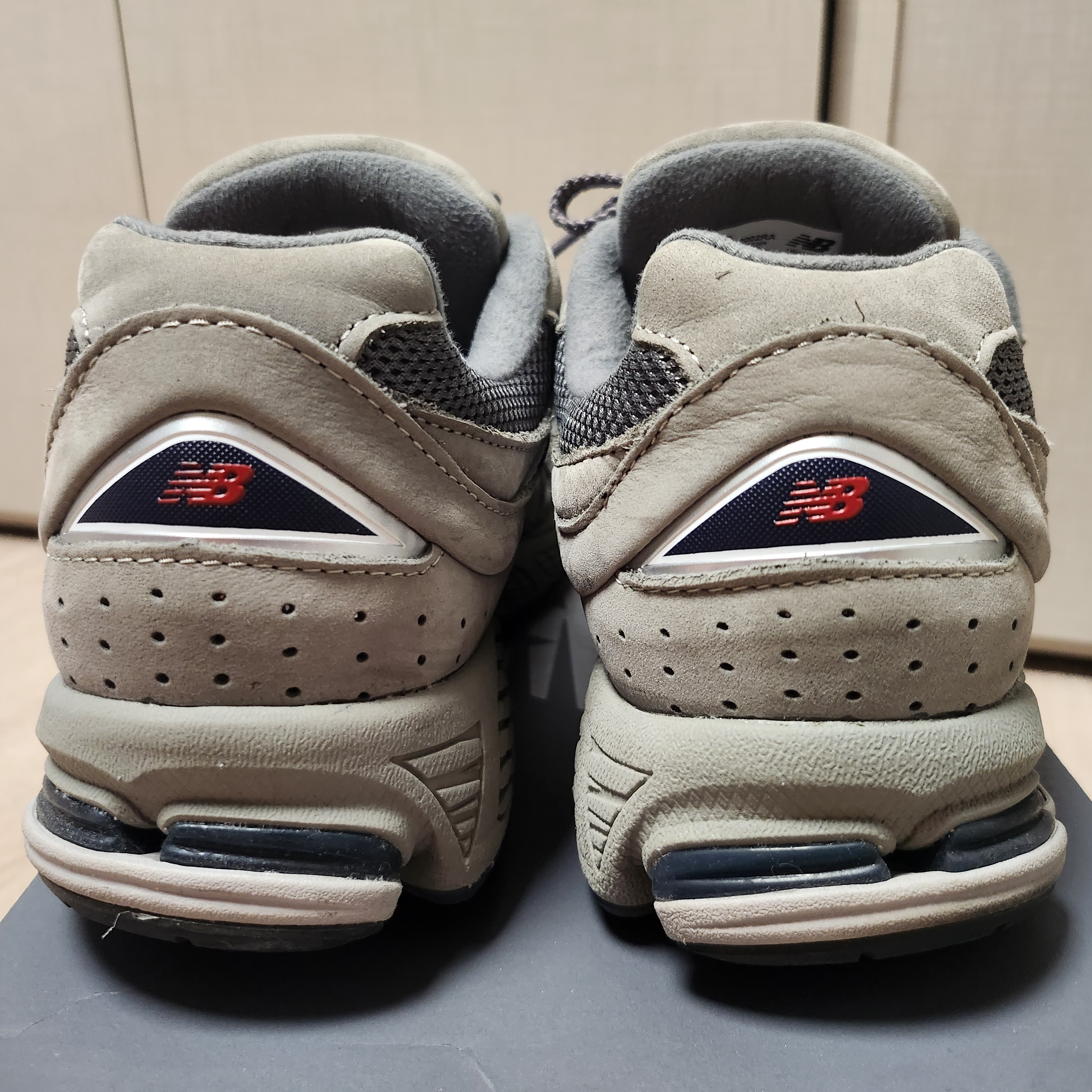 New Balance 2002R Gray 착용 스타일 - 4