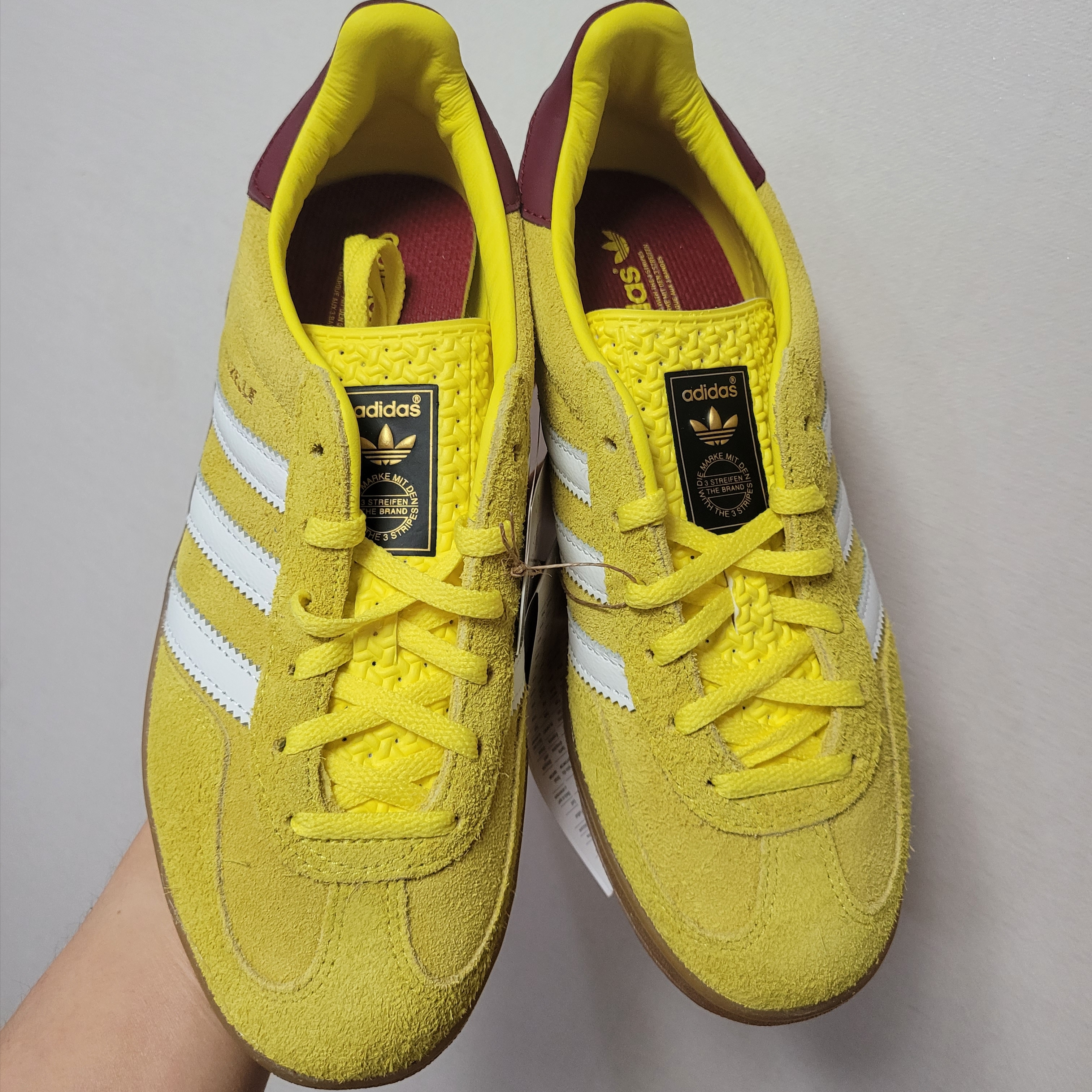(W) Adidas Gazelle Indoor Bright Yellow Burgundy 착용 스타일 - 3