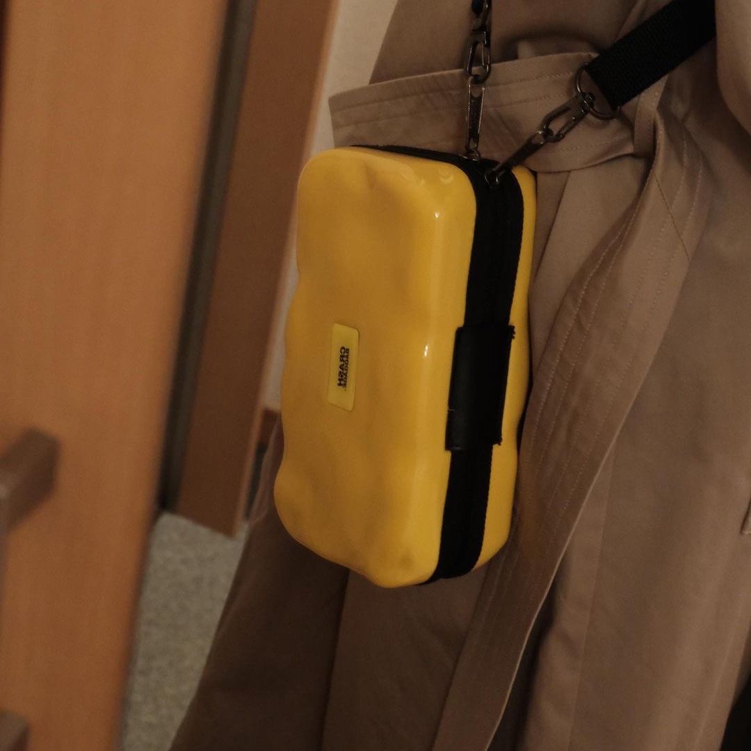 CRASH BAGGAGE Mini Icon Yellow, CRASH BAGGAGE Mini Icon Fucsia 착용 스타일