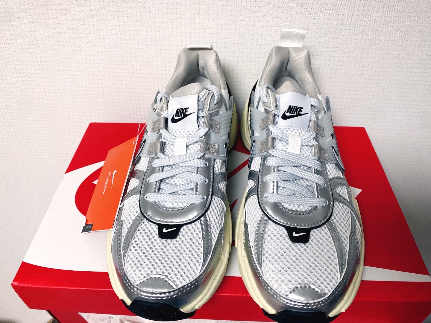 Nike V2K Run Summit White Metallic Silver 착용 스타일 - 3