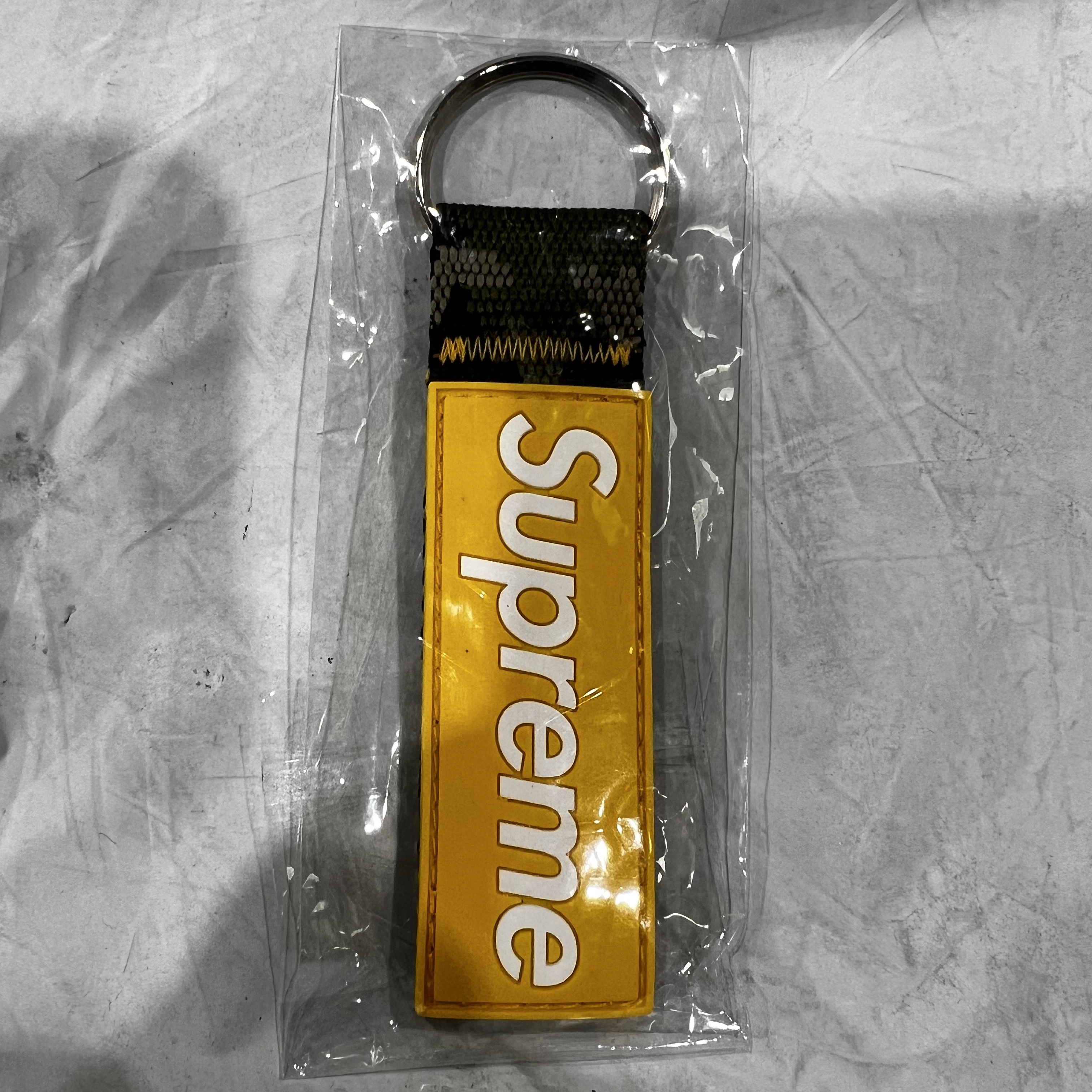 Supreme Webbing Keychain Yellow Camo - 23SS 착용 스타일