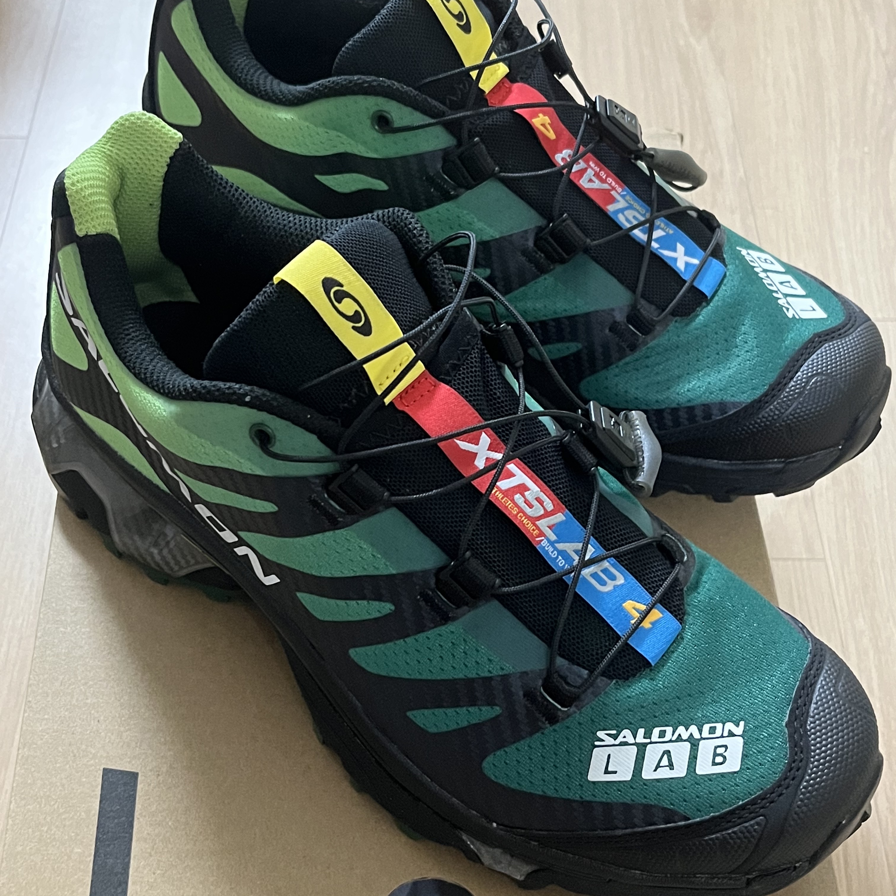 Salomon XT-4 Eden Bright Lime Green 착용 스타일