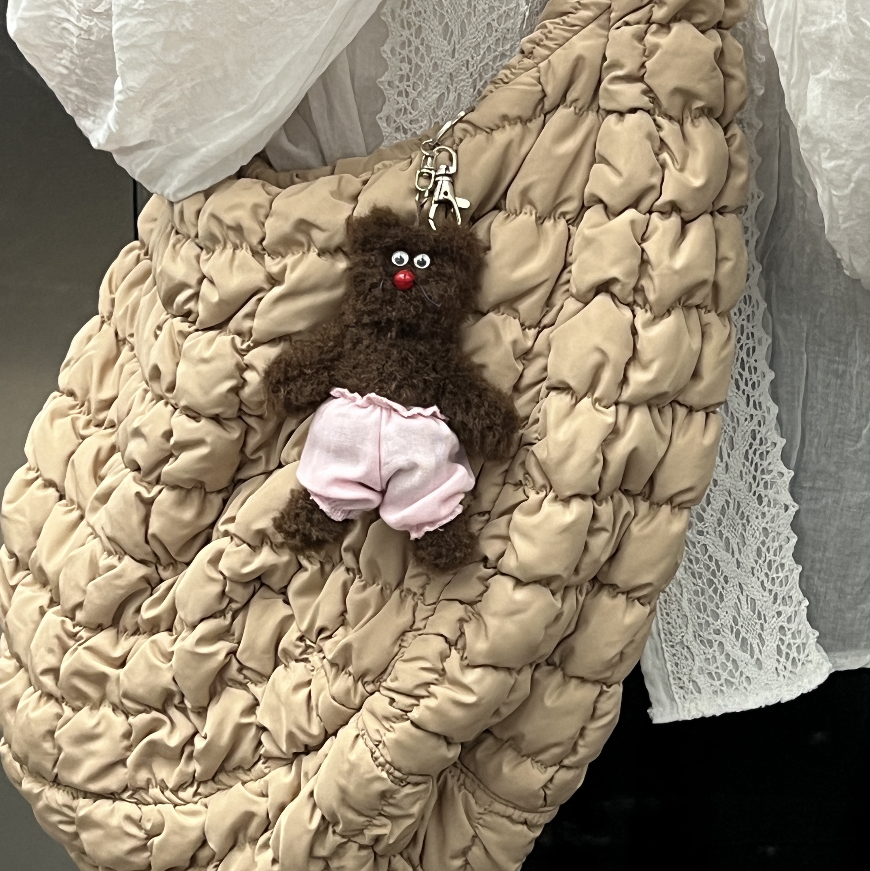 COS Quilted Oversized Shoulder Bag Beige, Salomon RX Slide 3.0 Pewter 착용 스타일 - 2