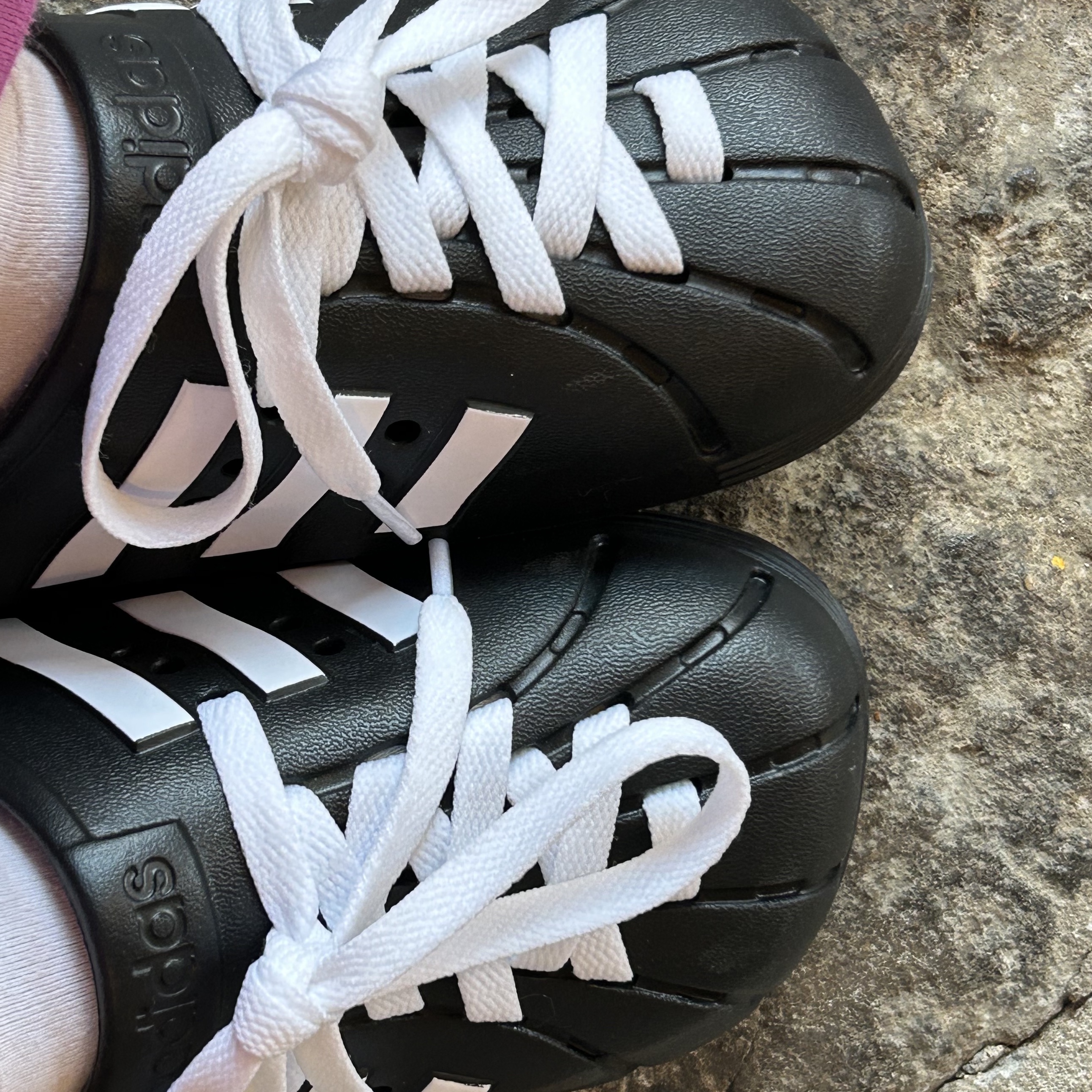 Adidas Adilette Clog Black White 착용 스타일
