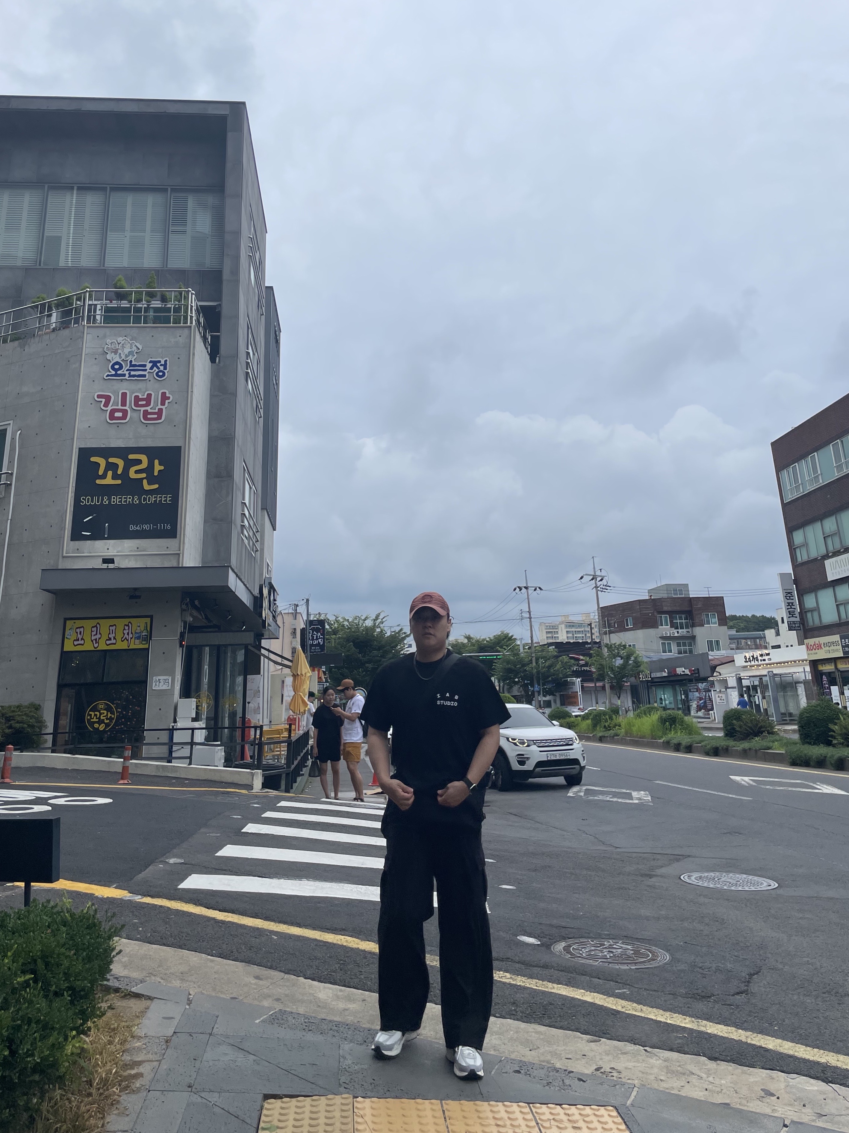 IAB Studio 10th Anniversary T-Shirts Pack White & Black (2 Pack), Stone Island 99576 Nylon Metal 6-Panel Cap Brick Red - 21FW 착용 스타일 - 2