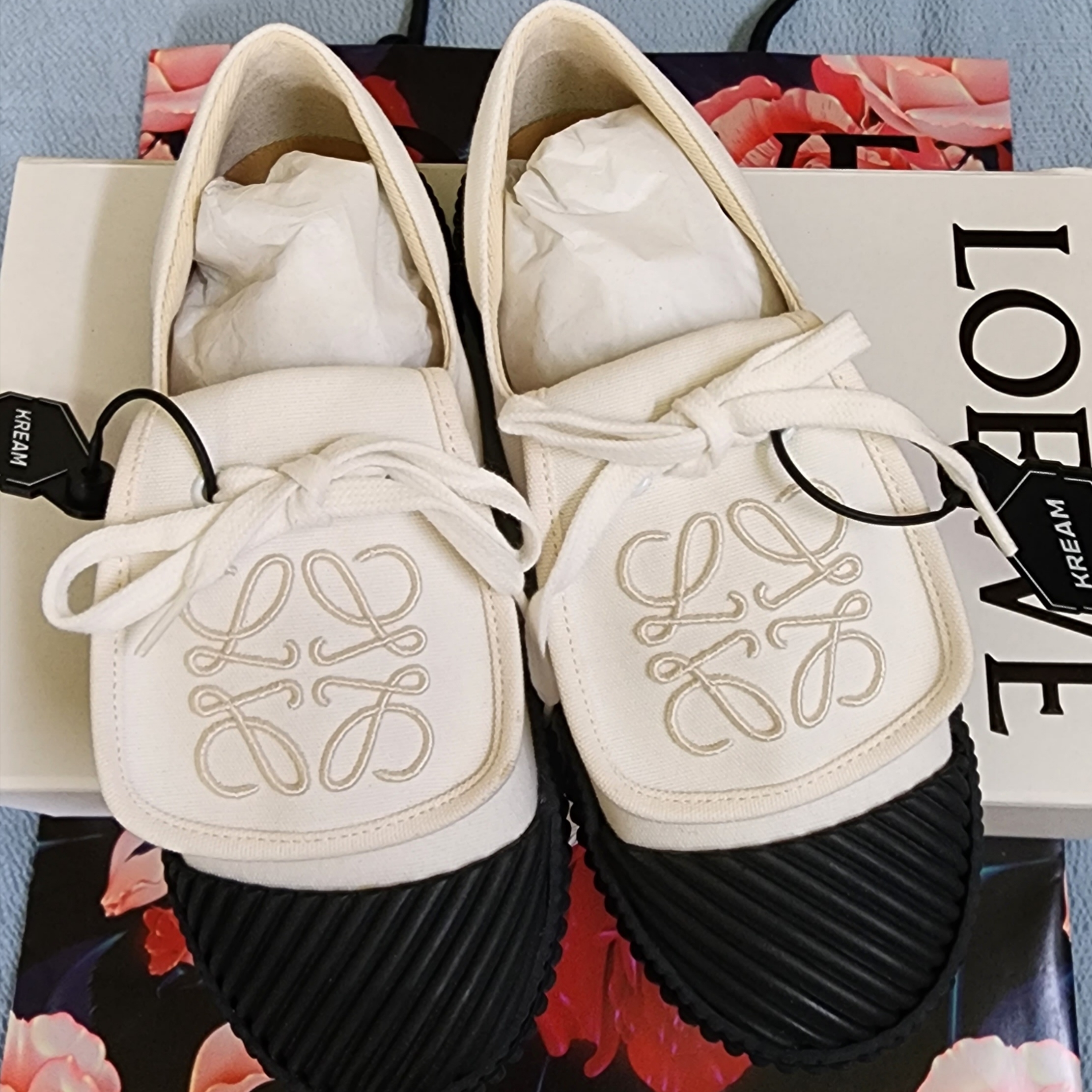 (W) Loewe Anagram Flap Sneakers in Canvas Soft White 착용 스타일 - 2