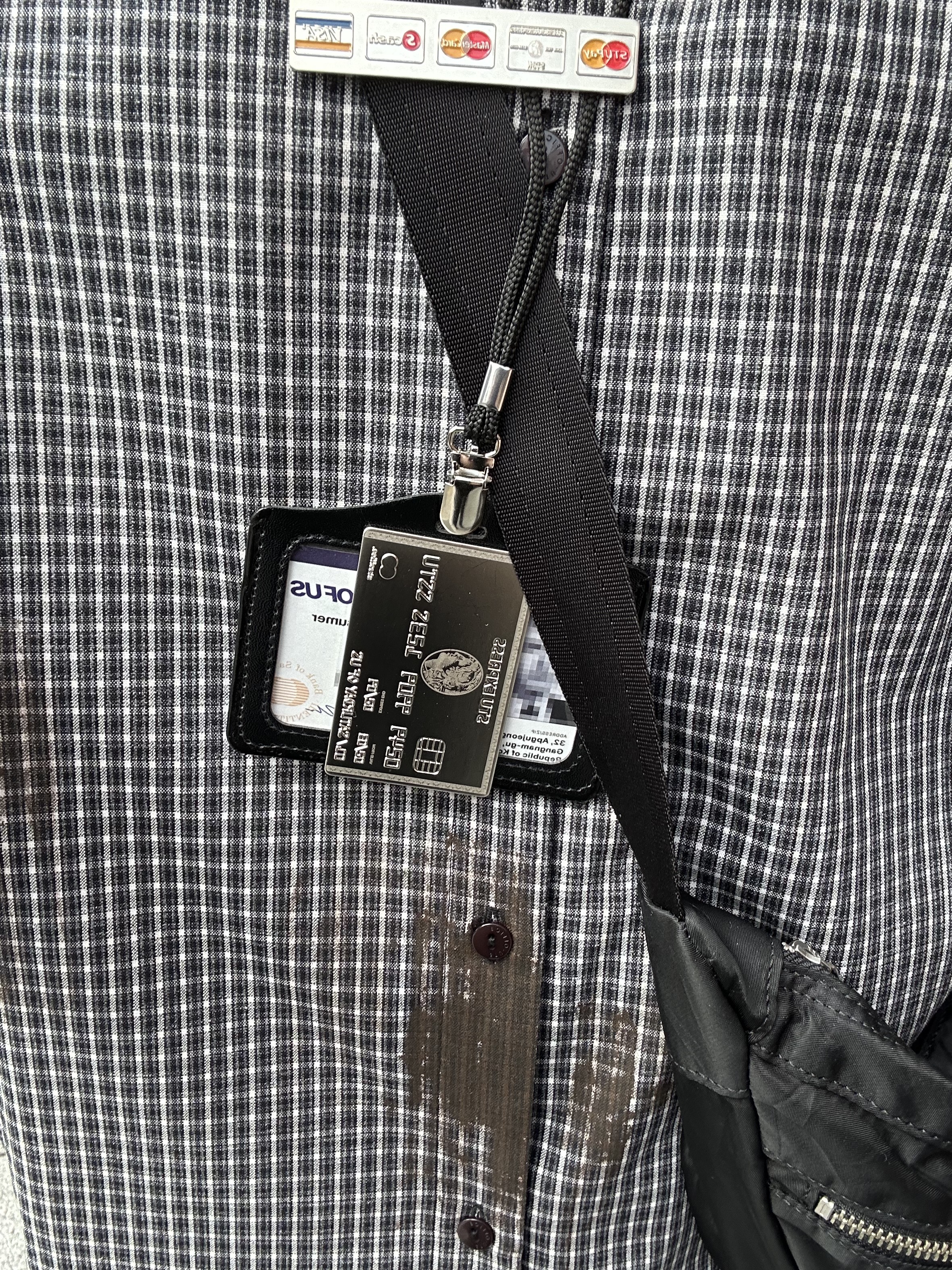 [KREAM 단독] STU Metal Logo Pin Clip, [KREAM 단독] STU Metal Credit Card Clip 착용 스타일 - 3
