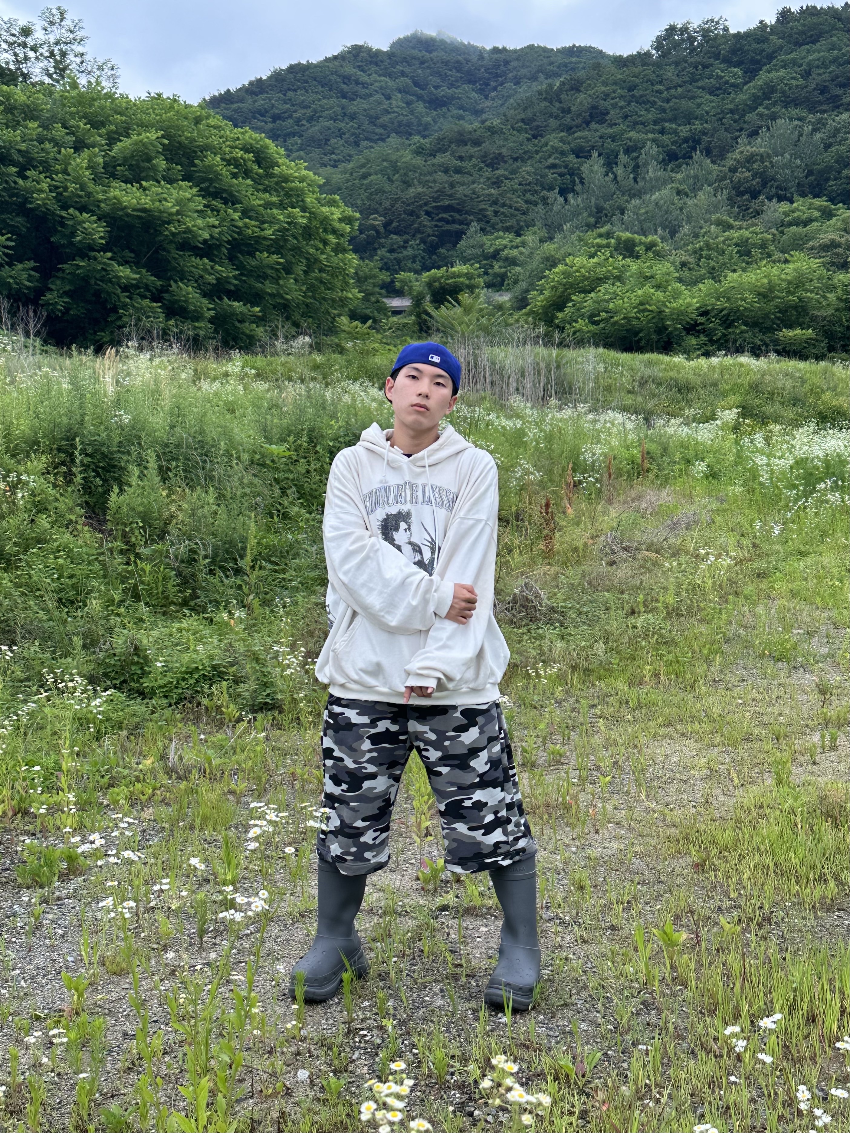 Balenciaga x Crocs Rubber Boot Grey, Project G/R x Atmos Etiquette Lesson Vintage Washed Hoodie White 착용 스타일 - 1