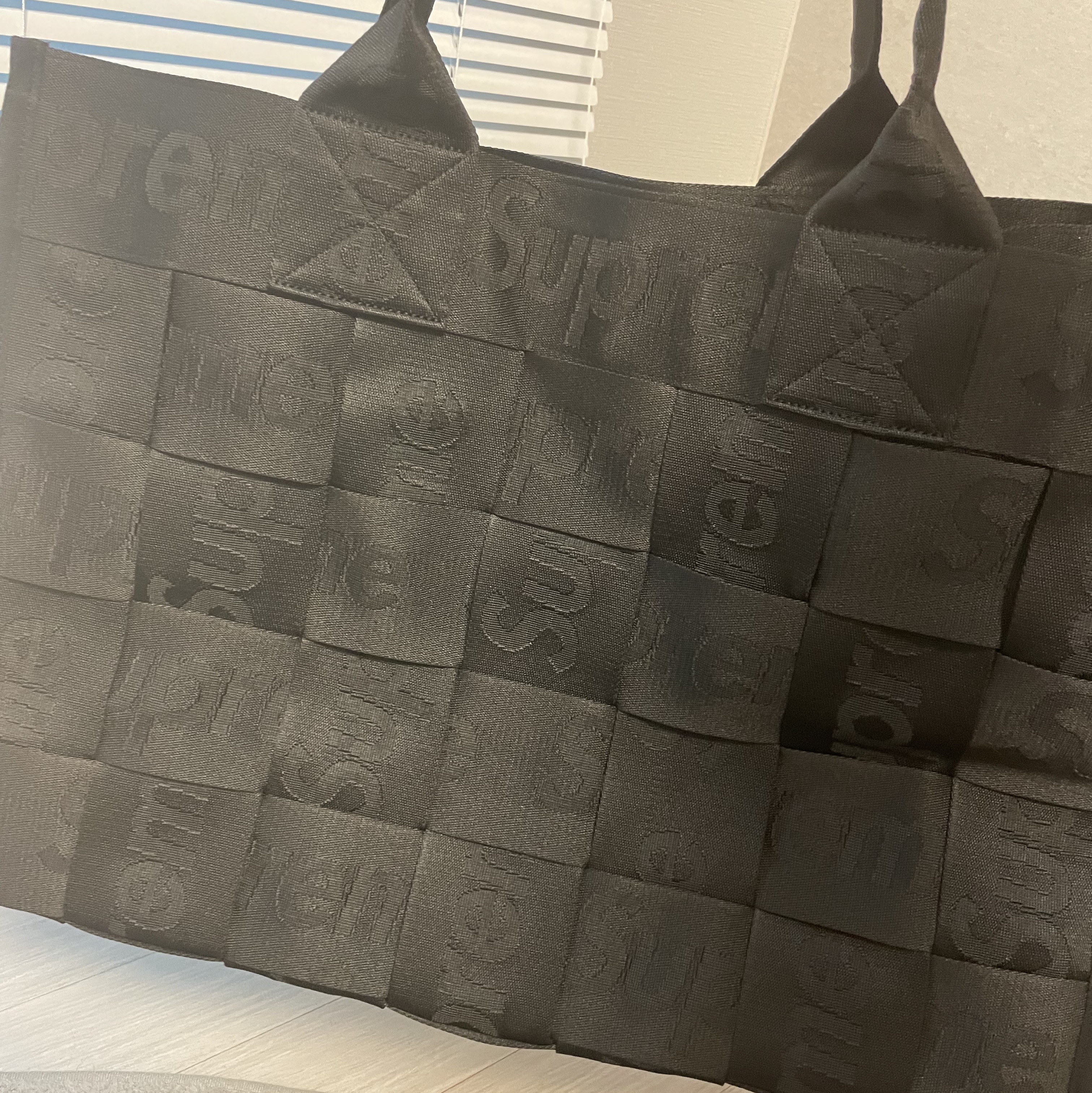 Supreme Woven Large Tote Black - 23SS 착용 스타일 - 2