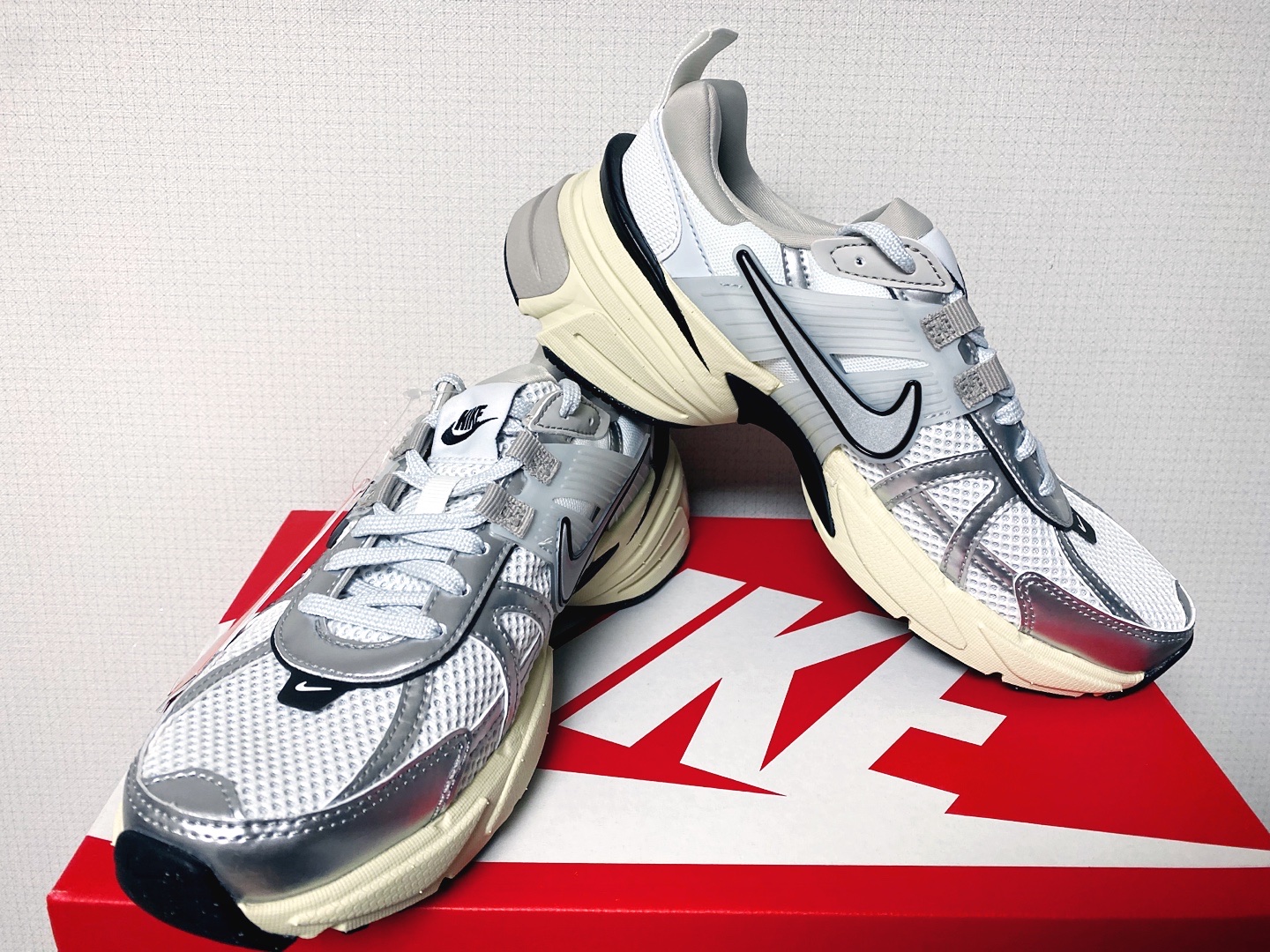 Nike V2K Run Summit White Metallic Silver 착용 스타일 - 2