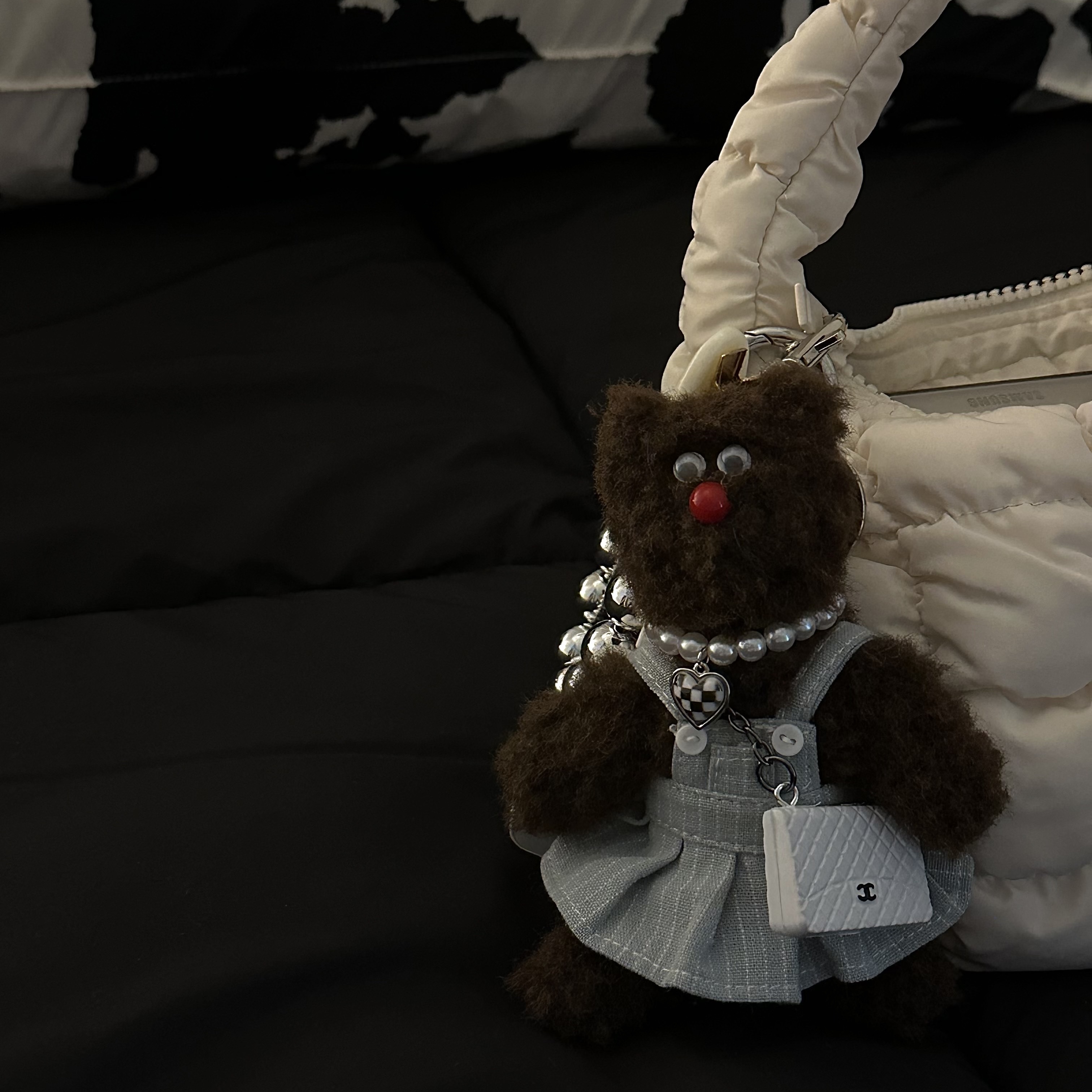 Monamhee Bred Keyring with Pink Pants Brown, COS Quilted Micro Bag Off White 착용 스타일