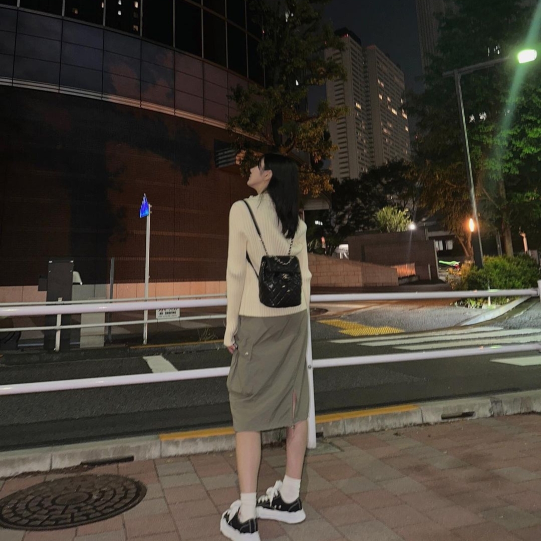 Chanel Backpack Shiny Grained Calfskin & Gold Black 착용 스타일 - 1