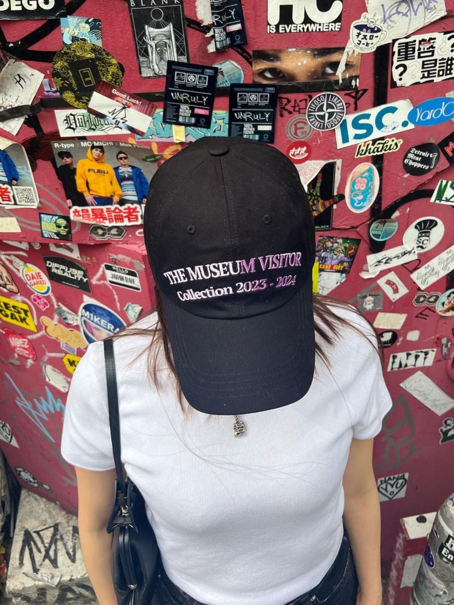 The Museum Visitor Collection 2023-2024 Sprayed Ball Cap Black 착용 스타일 - 2