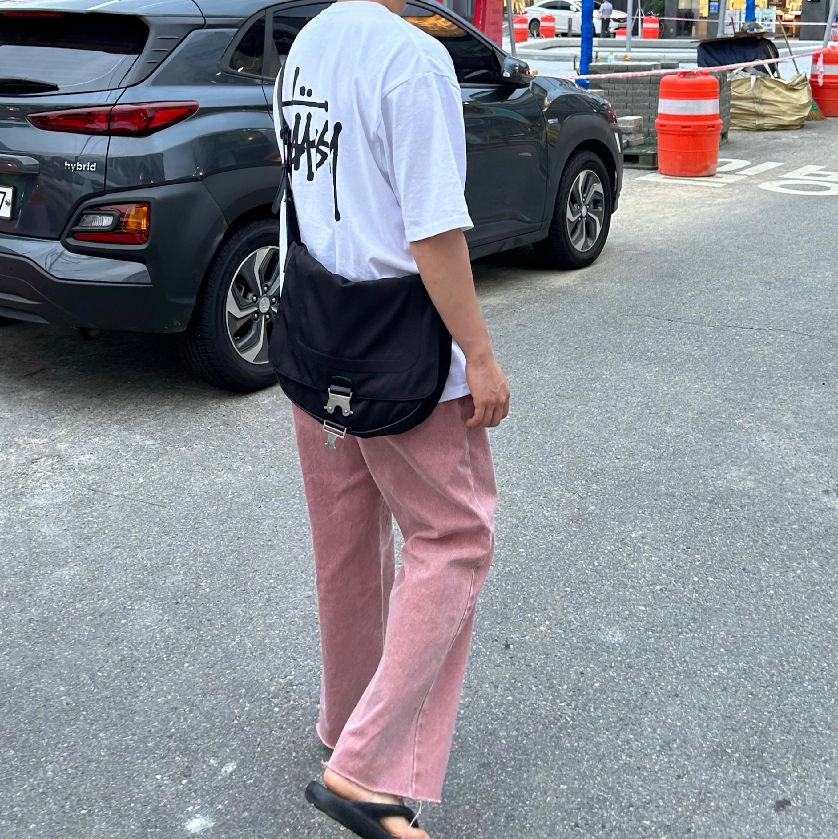 Stussy Basic Stussy T-Shirt White 2022, Matin Kim Big Buckle Bag Black 착용 스타일