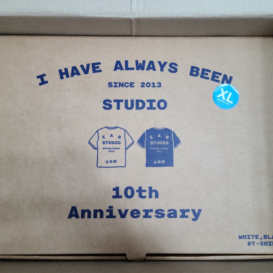 IAB Studio 10th Anniversary T-Shirts Pack White & Black (2 Pack) 착용 스타일