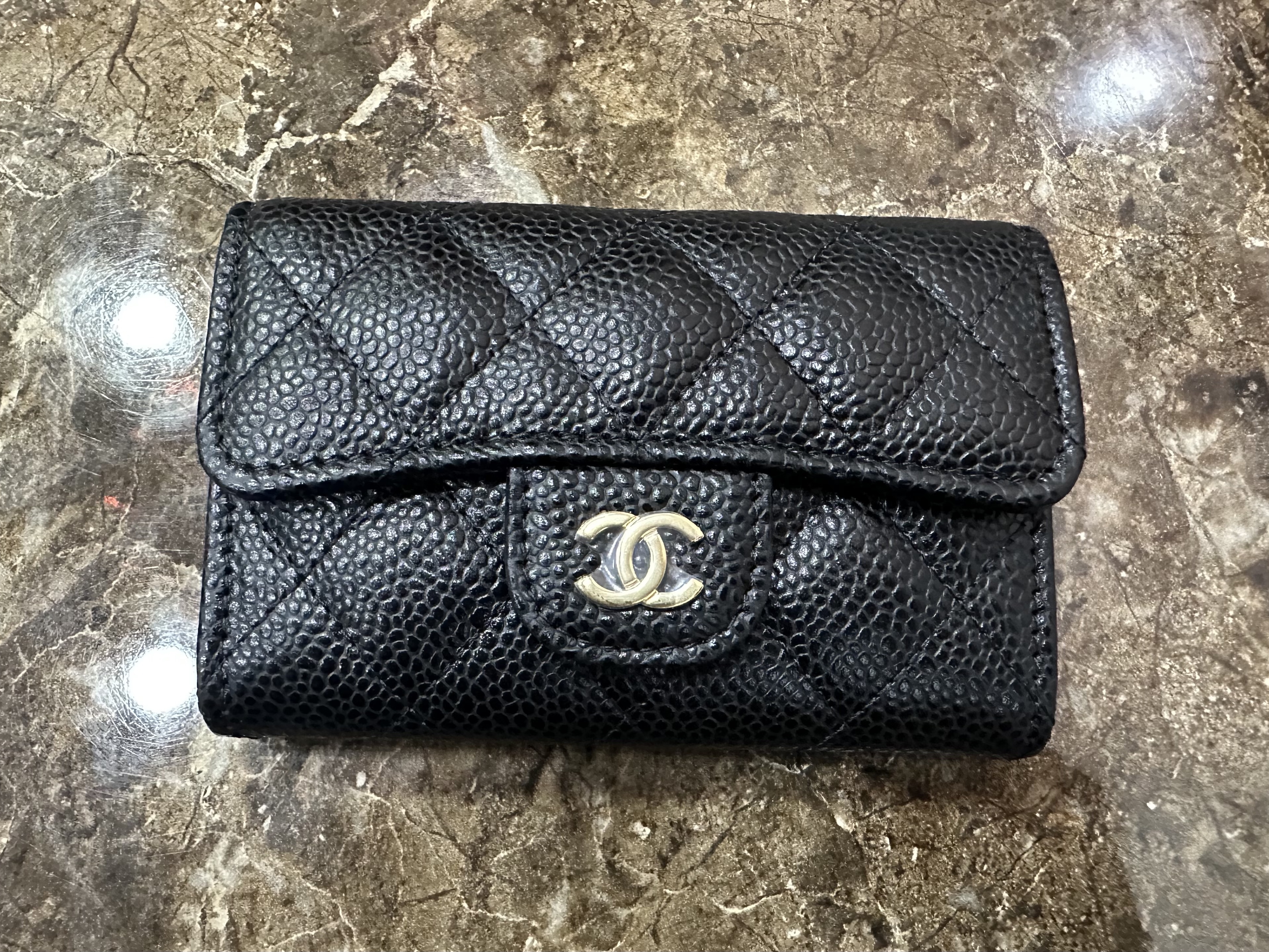 Chanel Classic Card Holder Grained Calfskin & Gold Black 착용 스타일 - 5