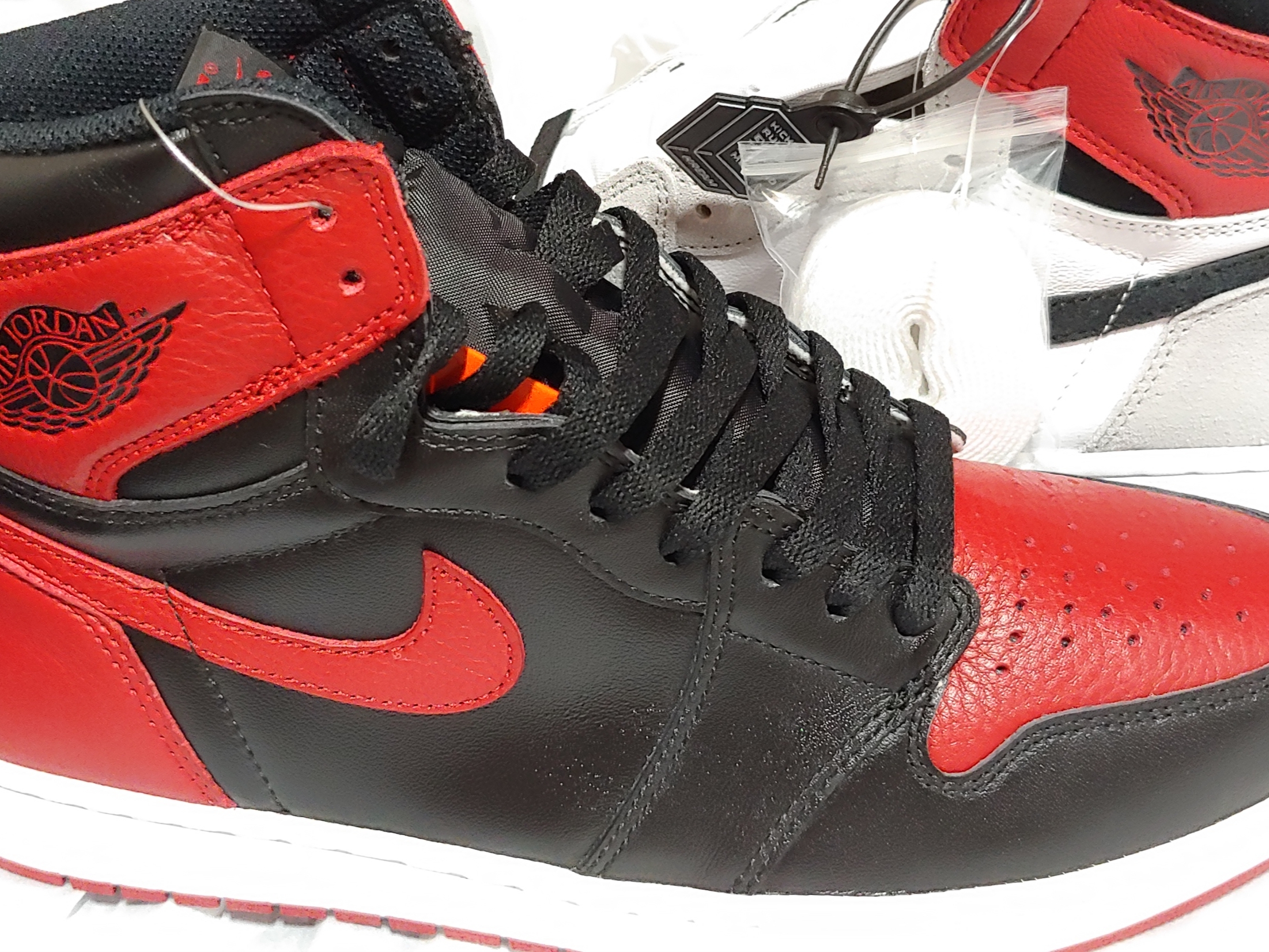 Jordan 1 Retro High OG Bred Banned 2016, Jordan 1 Retro High OG Light Smoke Grey 착용 스타일 - 1