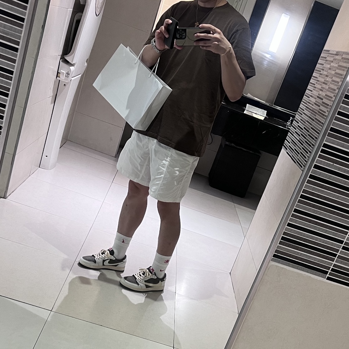 Stussy Basic Stussy Pigment Dyed T-Shirt Coffee 2022, Jordan 1 x Travis Scott Retro Low OG SP Sail and Ridgerock 착용 스타일 - 1