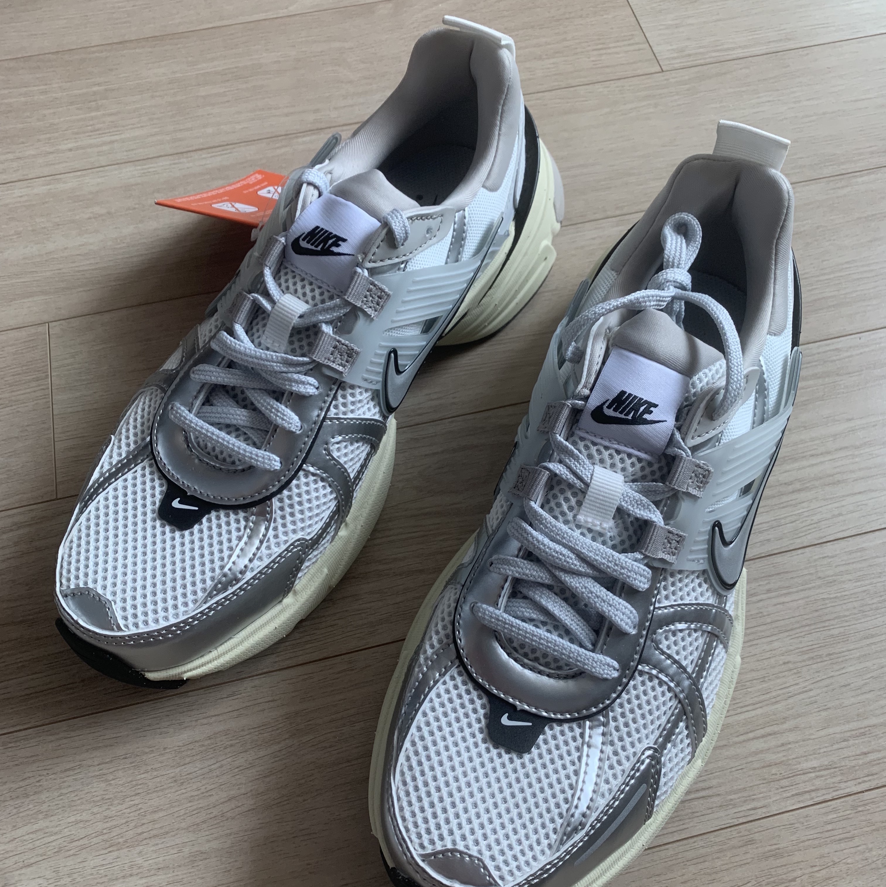 Nike V2K Run Summit White Metallic Silver 착용 스타일 - 1