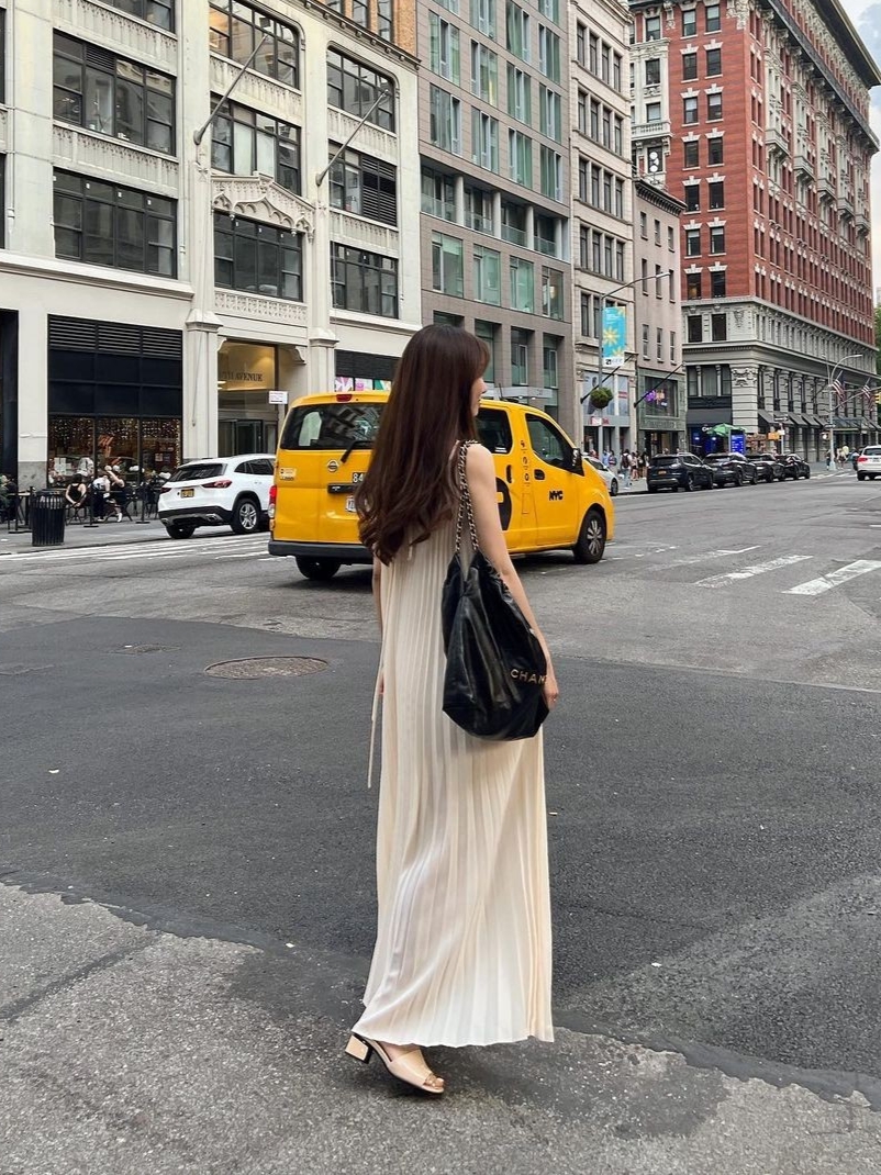 Chanel 22 Medium Handbag Shiny Calfskin & Gold Black 착용 스타일