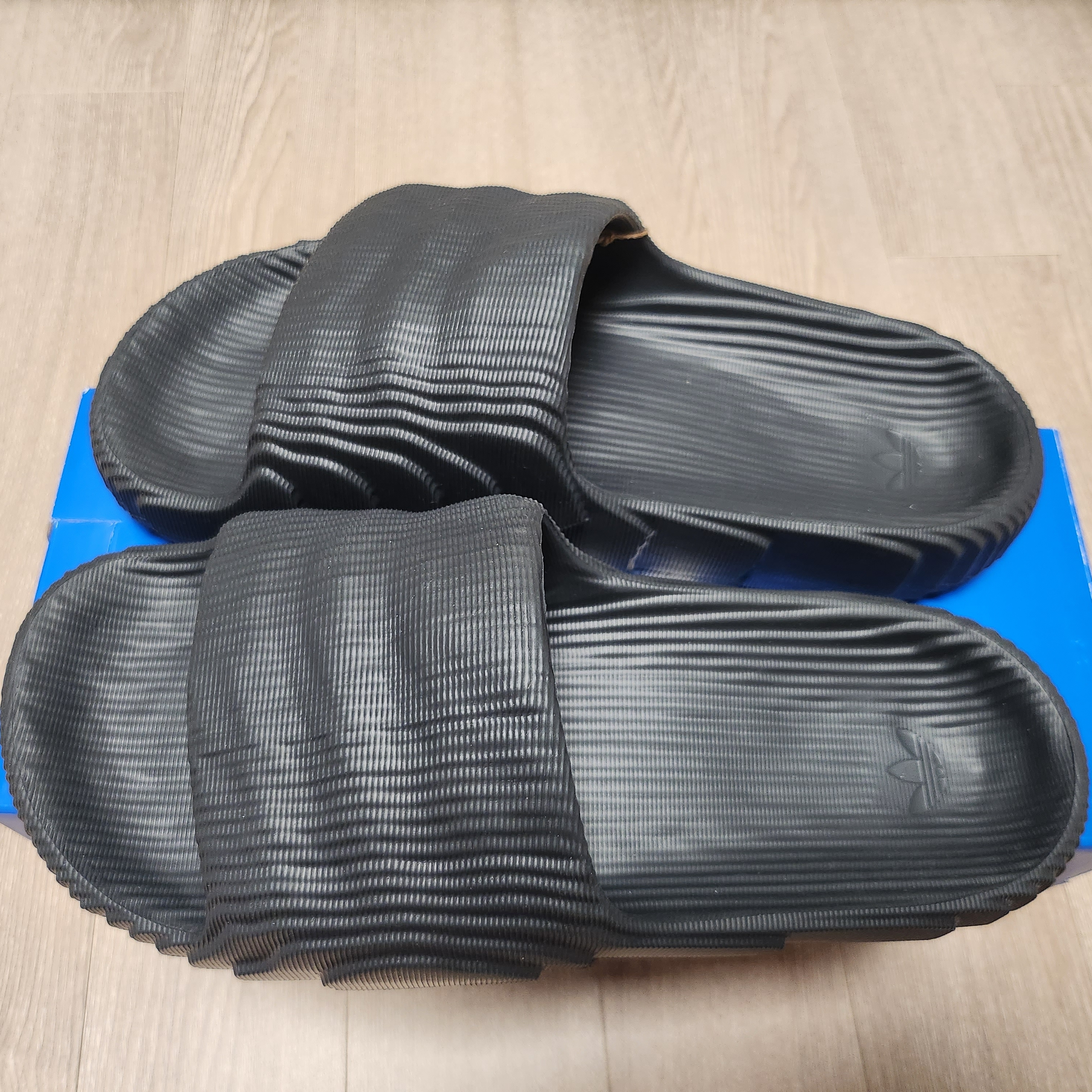 Adidas Adilette 22 Carbon 착용 스타일 - 2