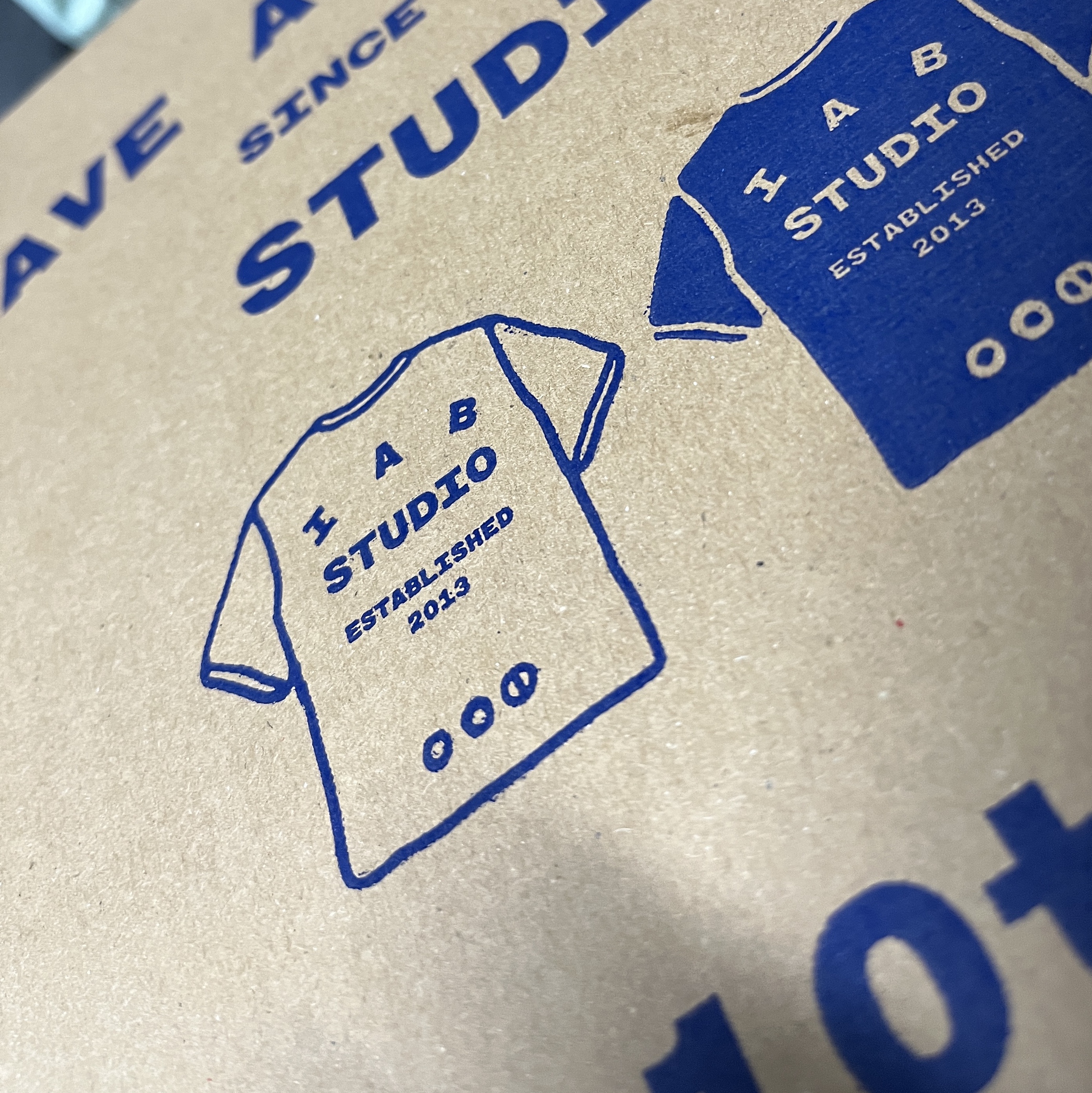 IAB Studio 10th Anniversary T-Shirts Pack White & Black (2 Pack) 착용 스타일 - 2