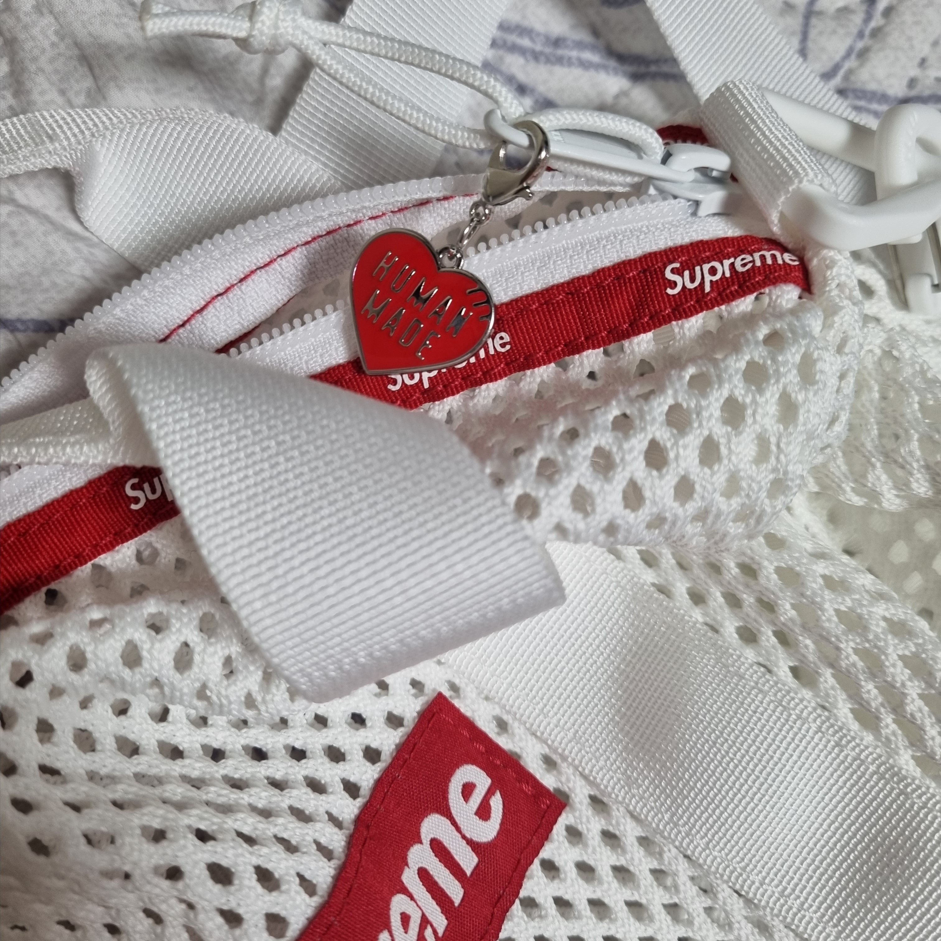 Supreme Mesh Mini Duffle Bag White - 23SS 착용 스타일 - 1