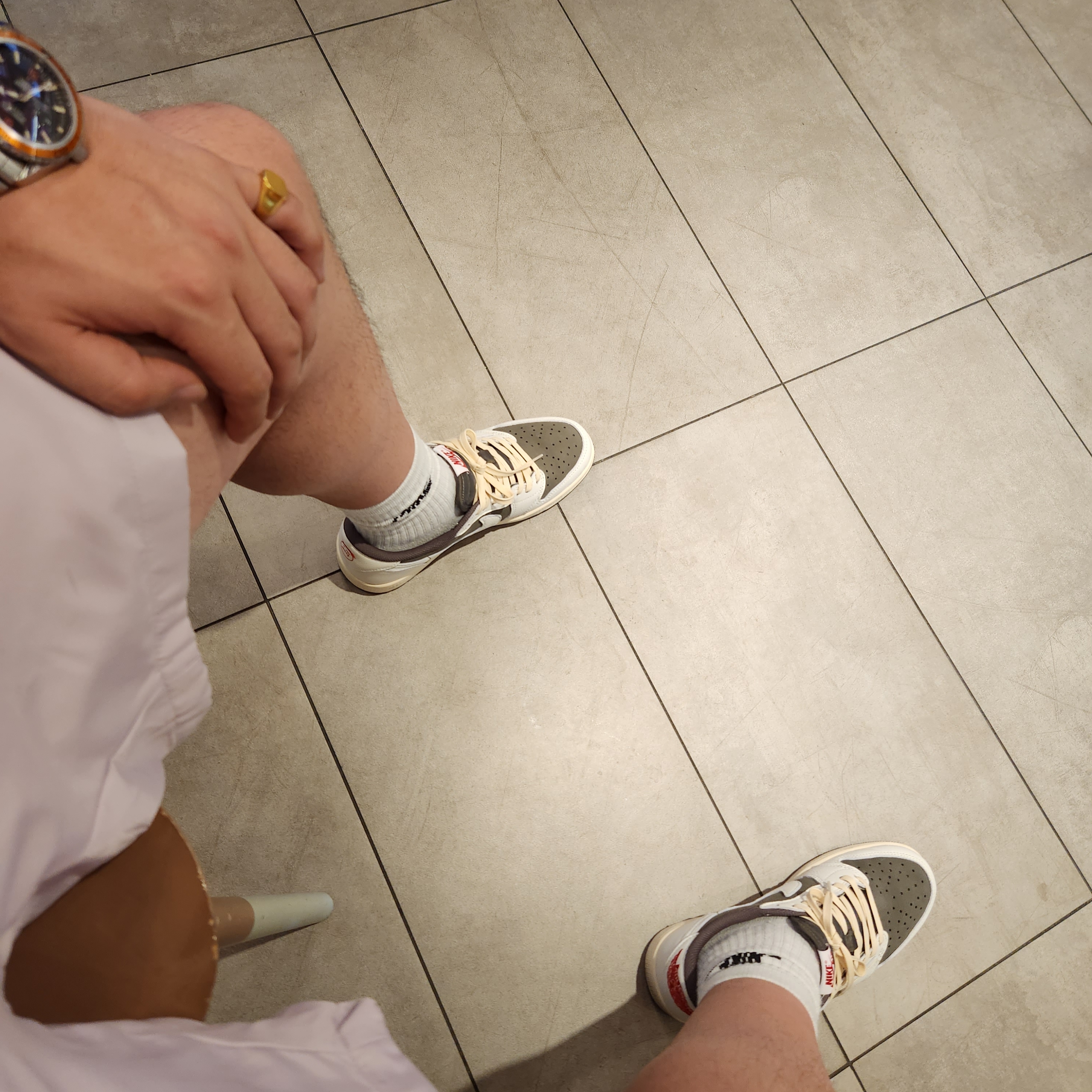 Jordan 1 x Travis Scott Retro Low OG SP Sail and Ridgerock 착용 스타일 - 3