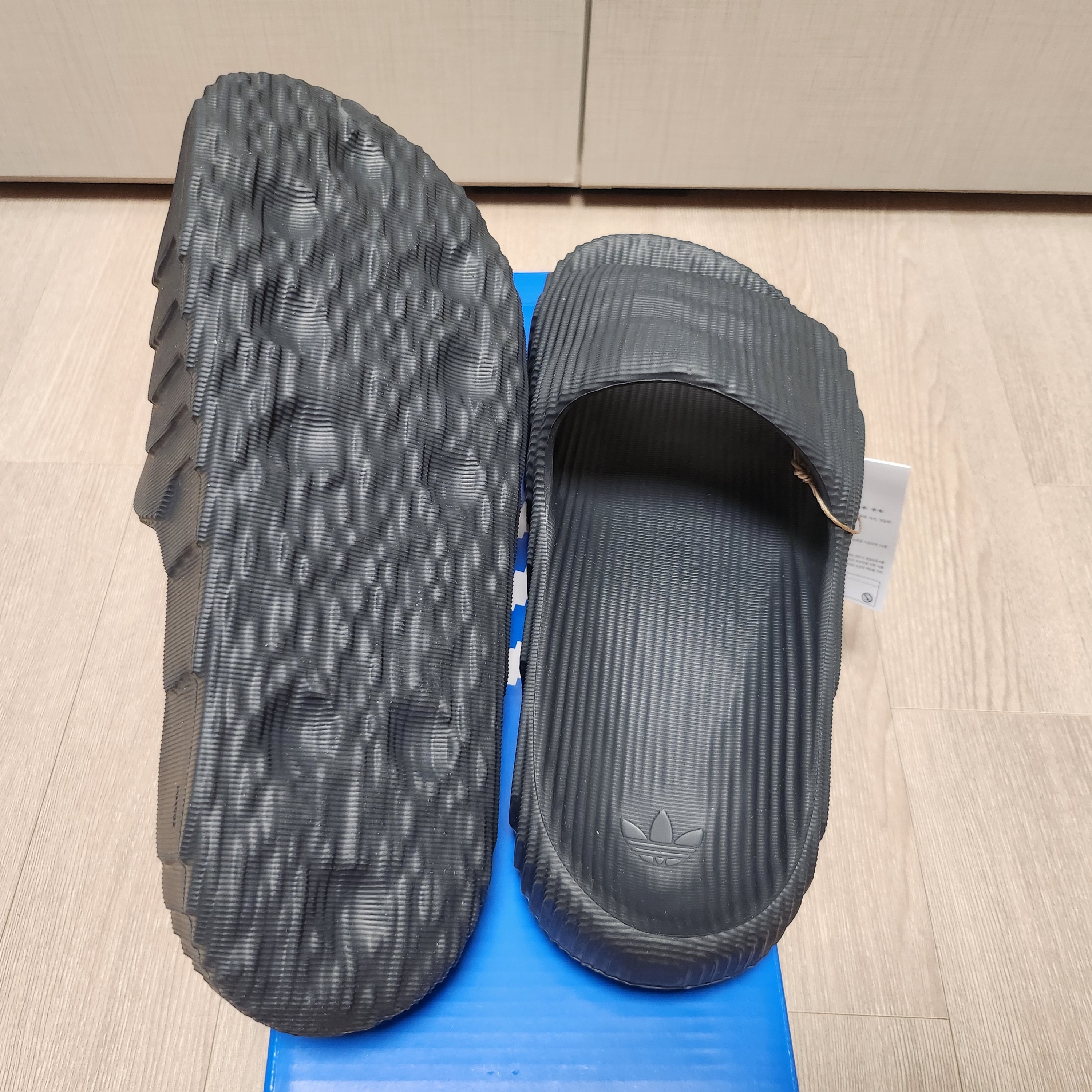 Adidas Adilette 22 Carbon 착용 스타일 - 4