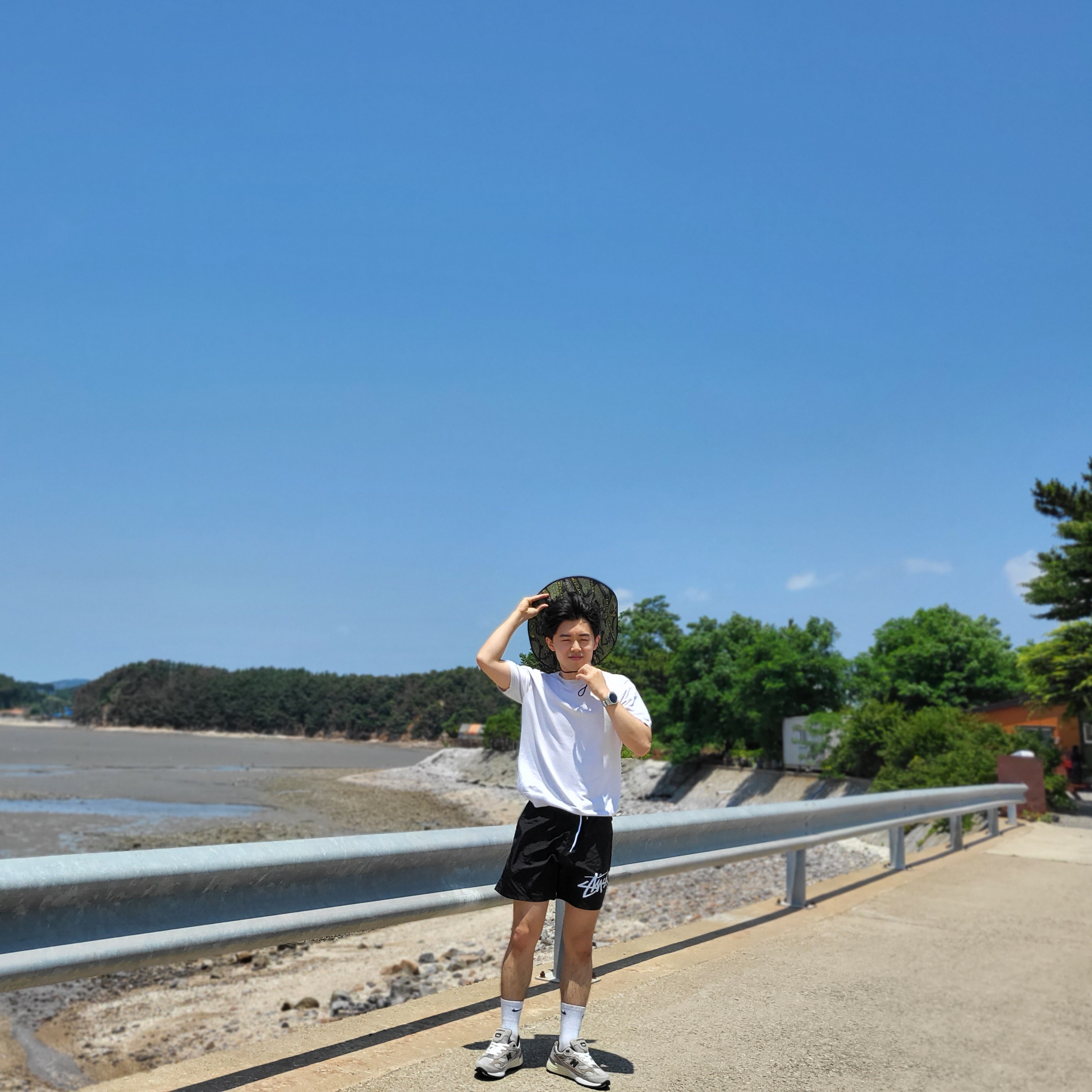 Nike x Stussy Water Shorts Off Noir, New Balance x JJJJound 992 Made in USA Grey 착용 스타일