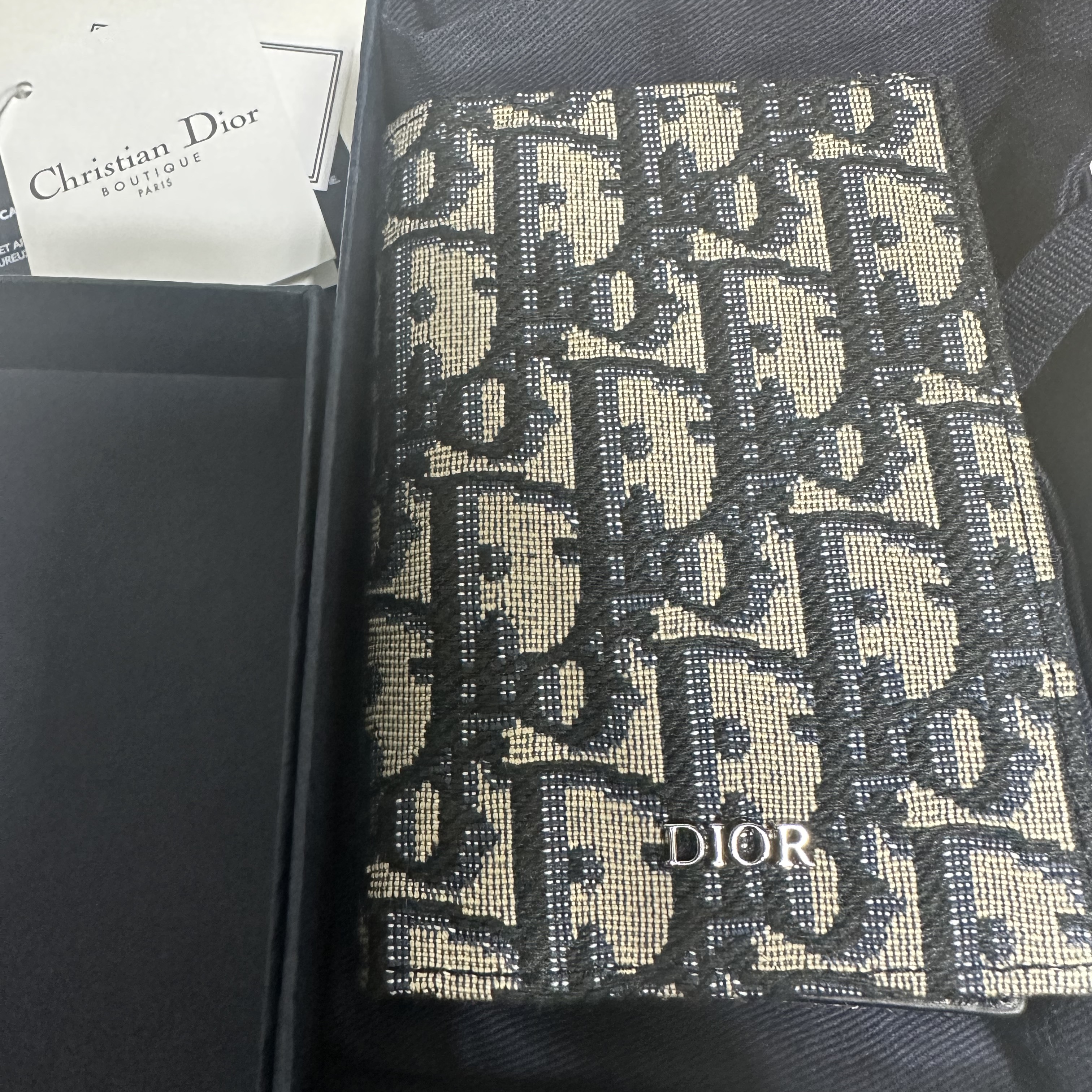 Dior Bi-Fold Card Holder Beige & Black Dior Oblique Jacquard 착용 스타일