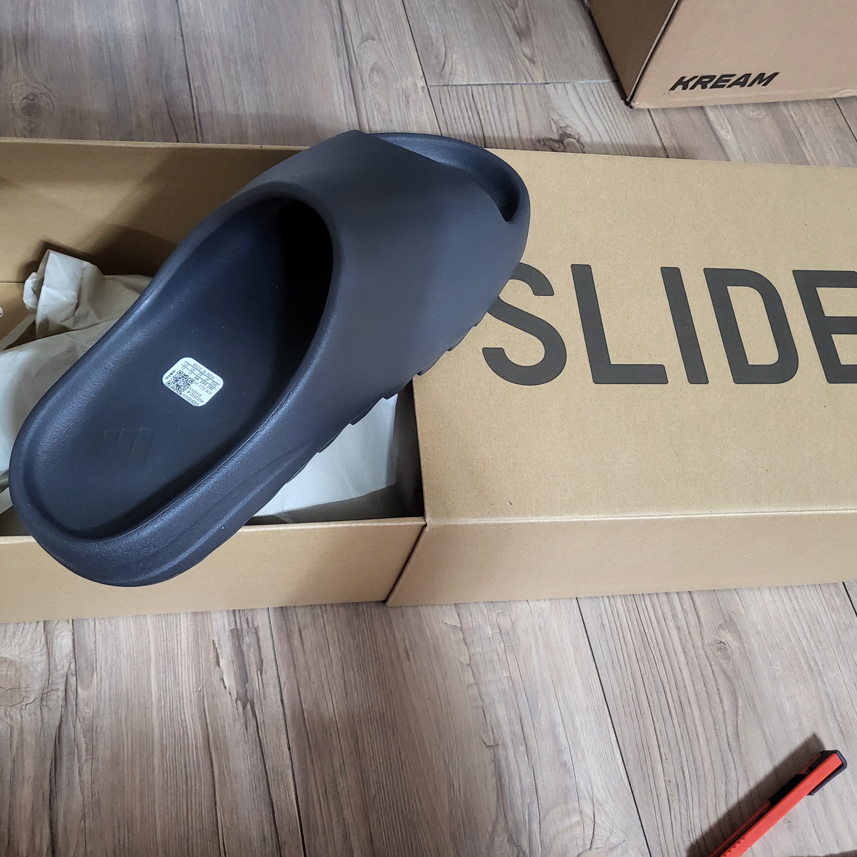 Adidas Yeezy Slide Onyx 착용 스타일