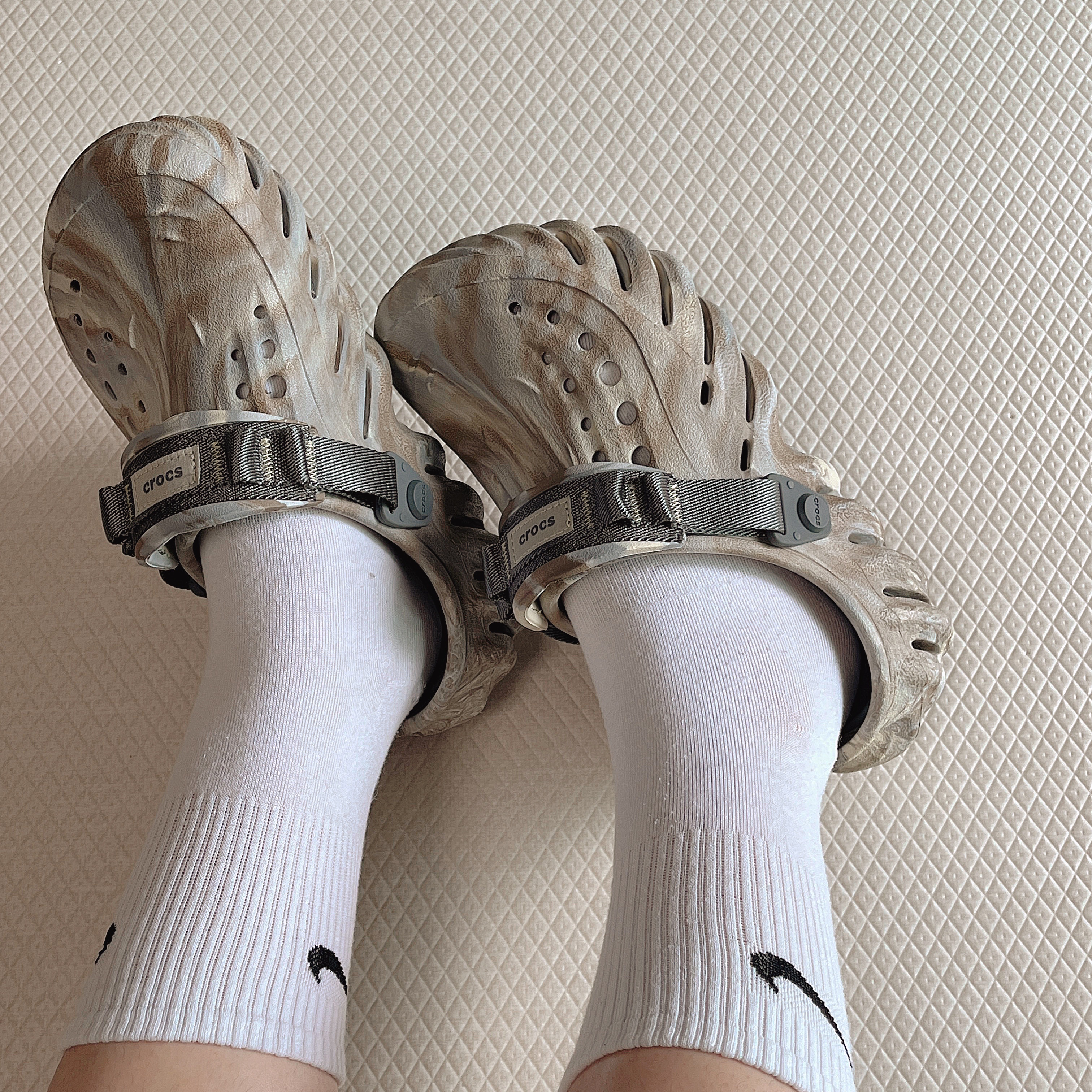 Crocs Echo Marbled Clog Bone Multi 착용 스타일 - 2
