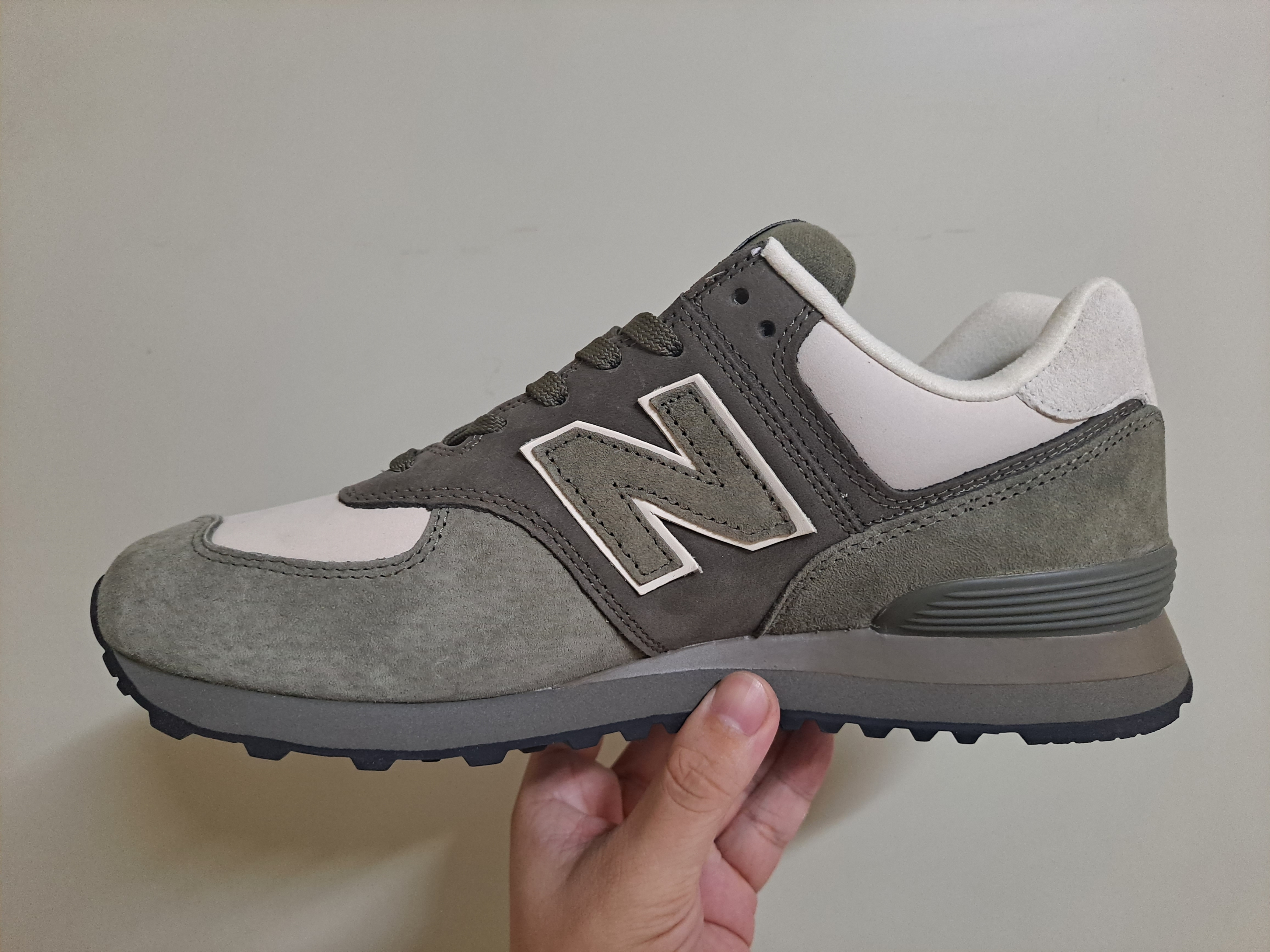 New Balance x Comme des Garcons Junya Watanabe Man 574 Suede Khaki Off White 착용 스타일 - 3