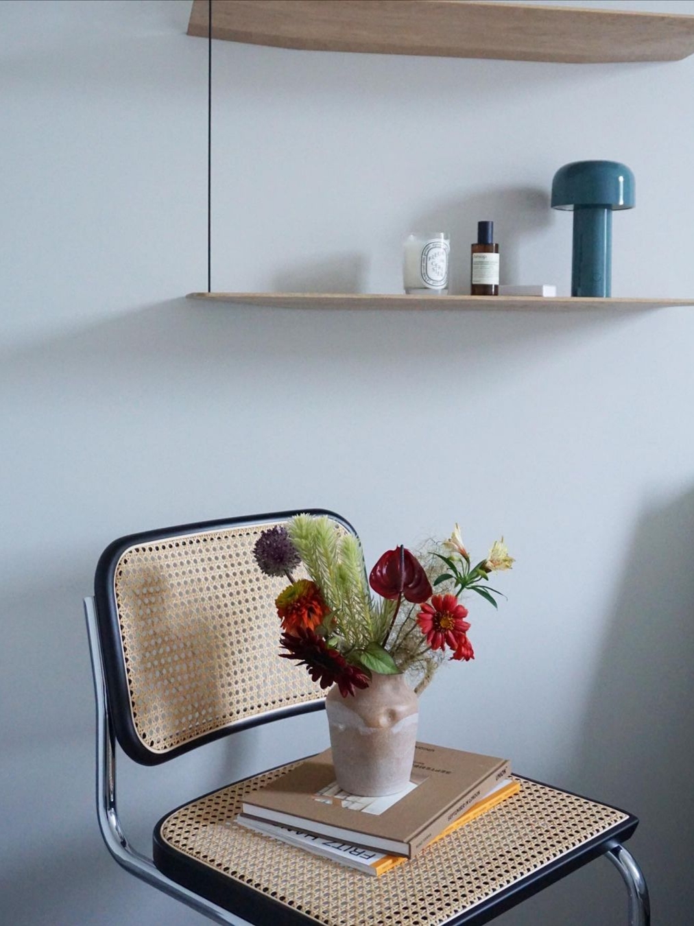 Knoll Cesca Chair Satin Black 착용 스타일 - 3