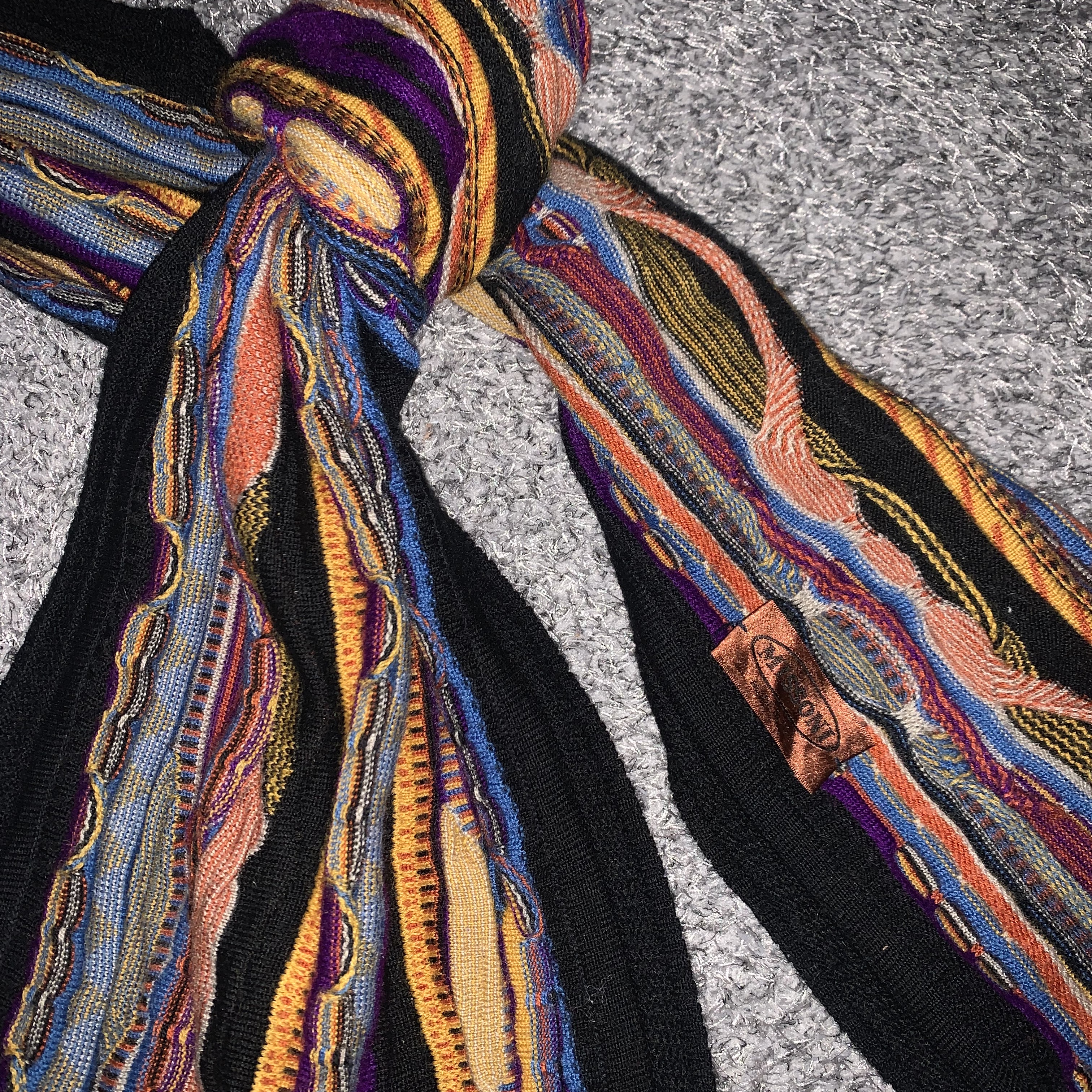 Chanel Gabrielle Large Hobo Bag Aged Calfskin & Gold Black, Supreme Animal Kingdom S/S Top Magenta - 23SS 착용 스타일 - 3