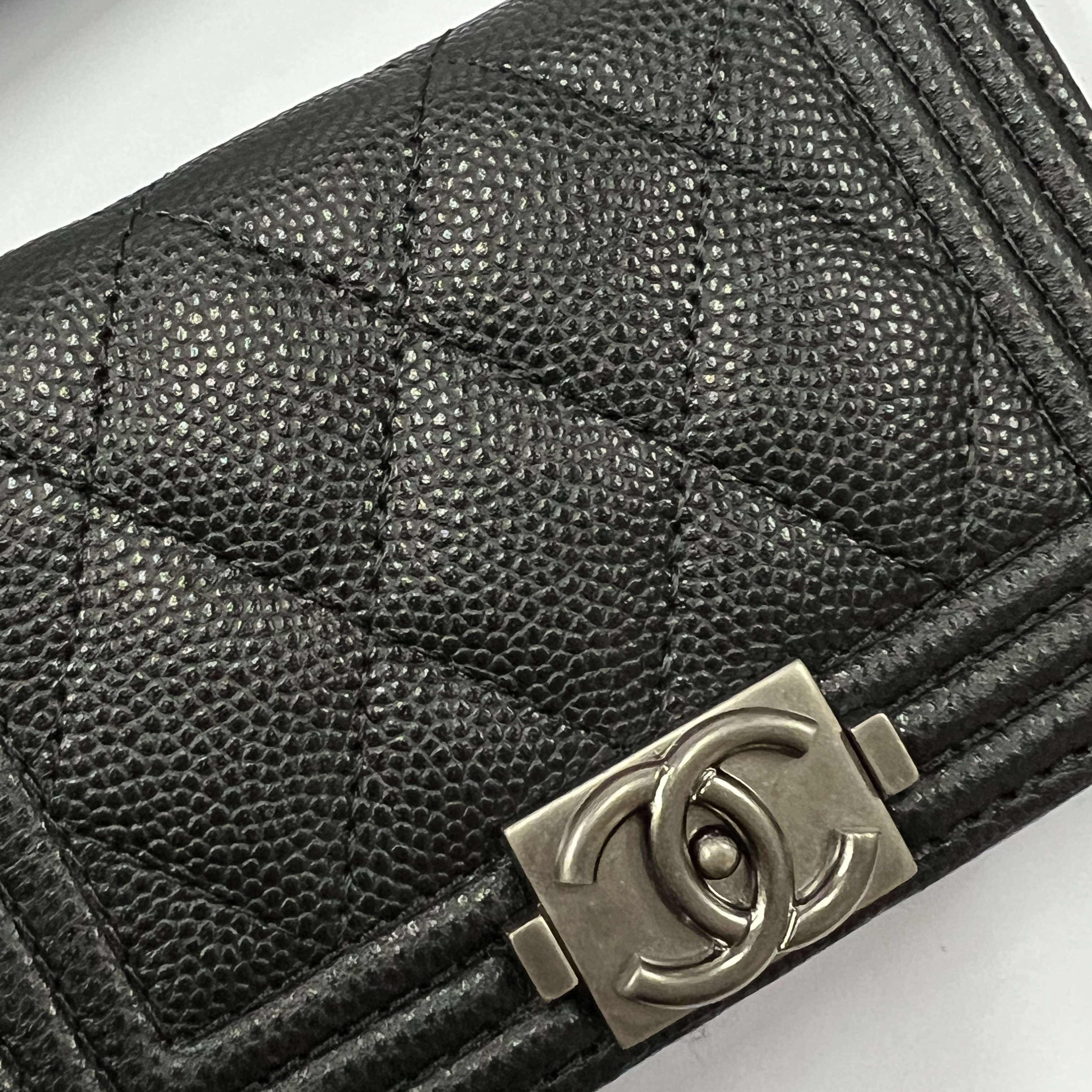Chanel Boy Chanel Zipped Coin Purse Grained Calfskin & Ruthenium Black 착용 스타일