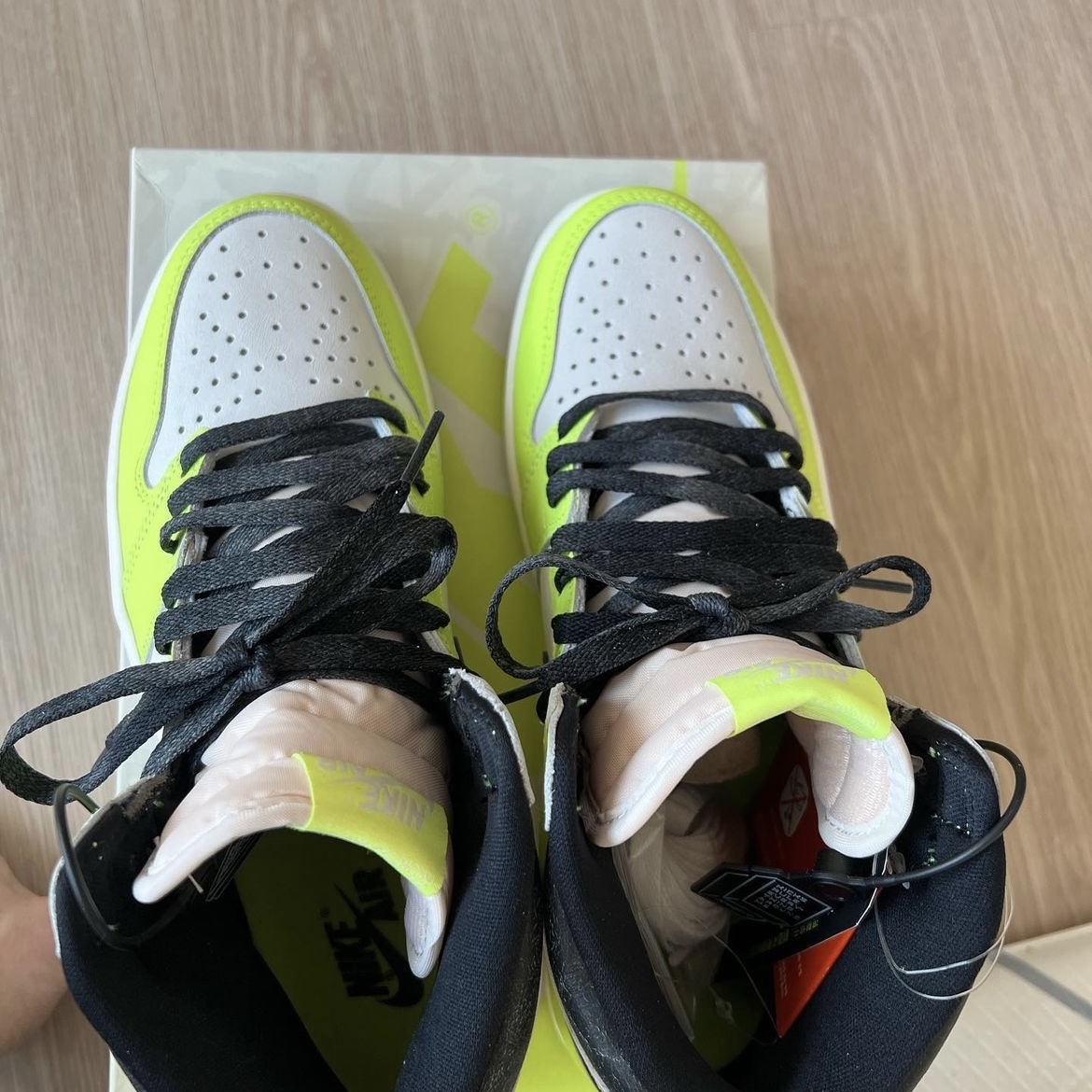 Jordan 1 Retro High OG Volt 착용 스타일