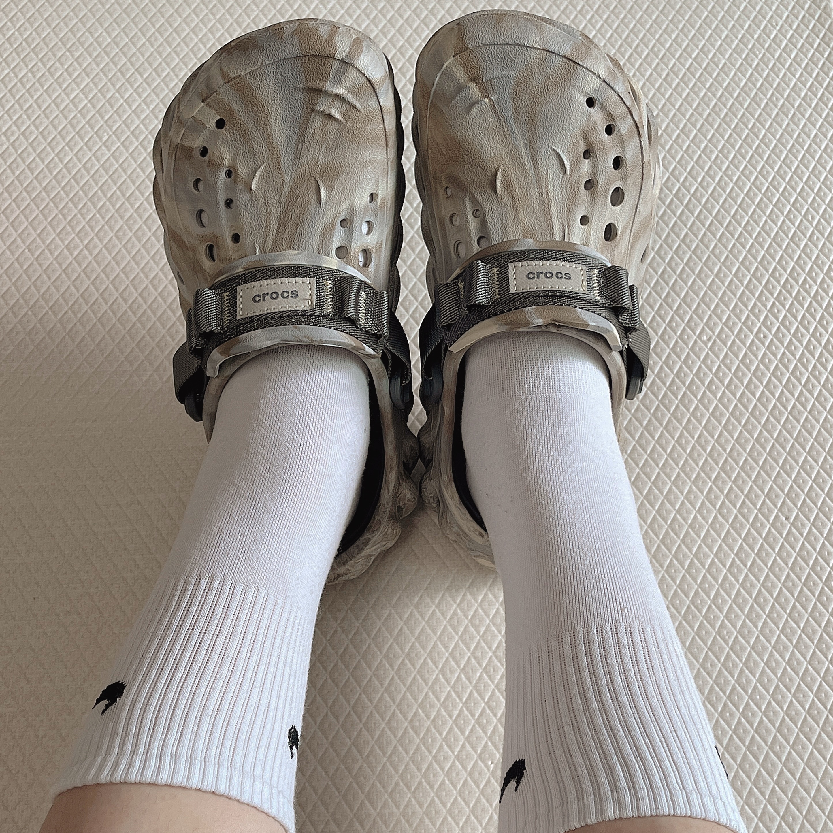 Crocs Echo Marbled Clog Bone Multi 착용 스타일 - 1
