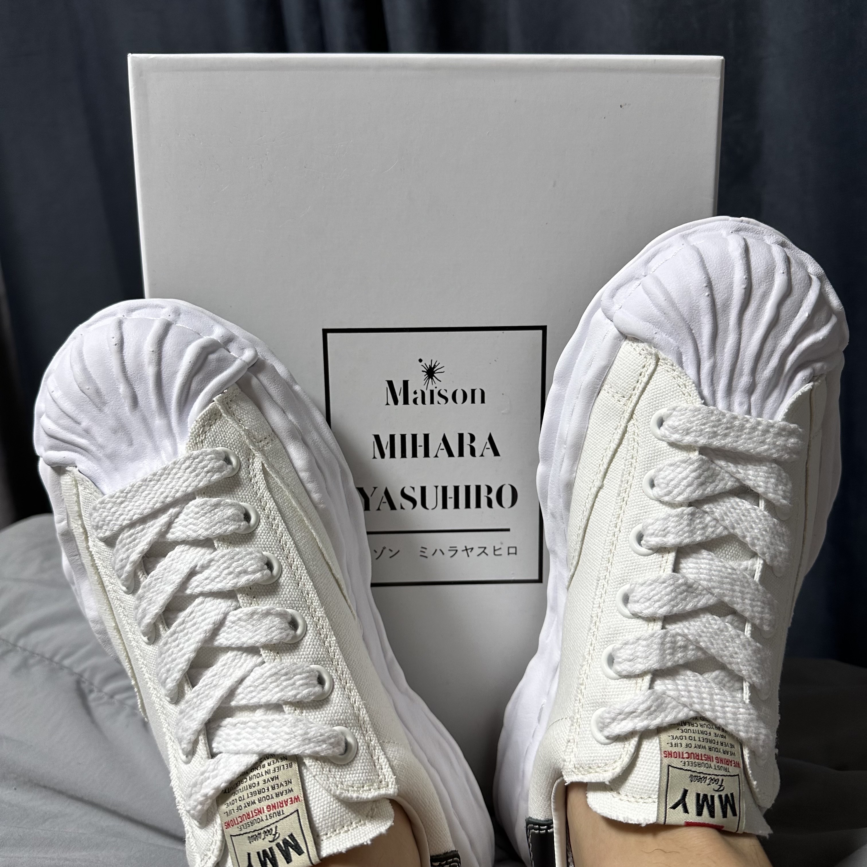 Maison Mihara Yasuhiro Blakey OG Sole Canvas Low-top Sneakers White 착용 스타일 - 1