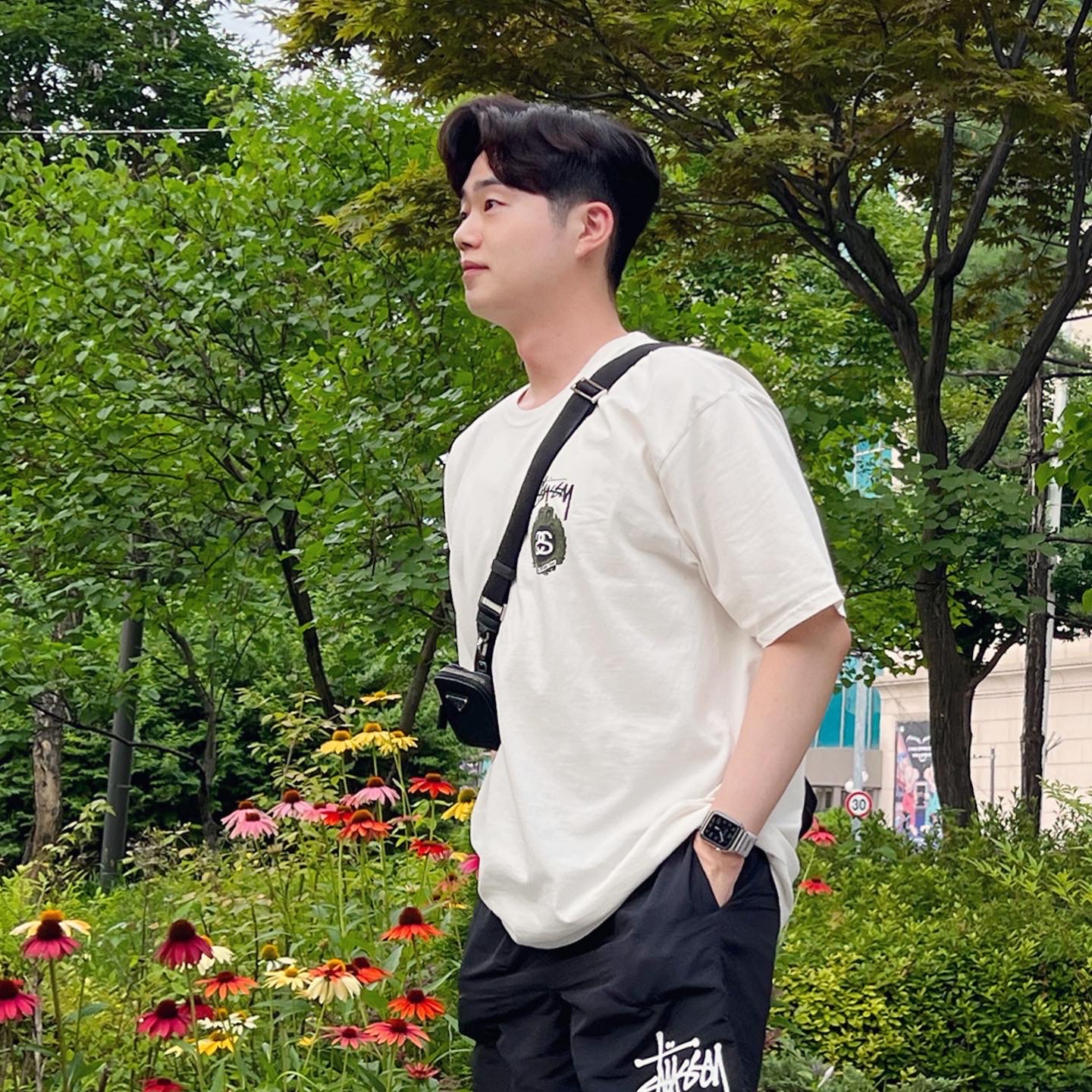 Stussy Crown Wreath Pigment Dyed T-Shirt Natural, Prada Re-Nylon and Saffiano Leather Shoulder Bag Black 착용 스타일 - 4