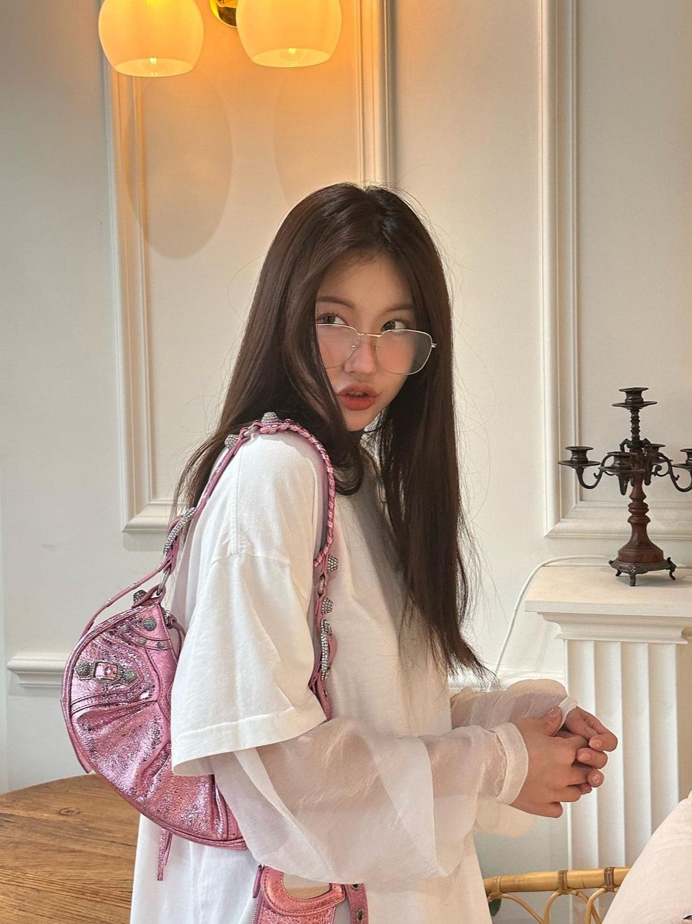 Balenciaga Le Cagole XS Shoulder Bag with Rhinestones Pink 착용 스타일