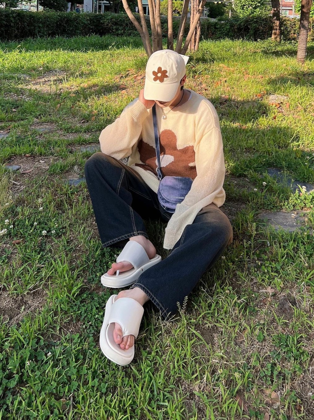The Museum Visitor Bookle Flower Ballcap Ivory, The Museum Visitor Flower Jacquard Summer Knit Beige 착용 스타일