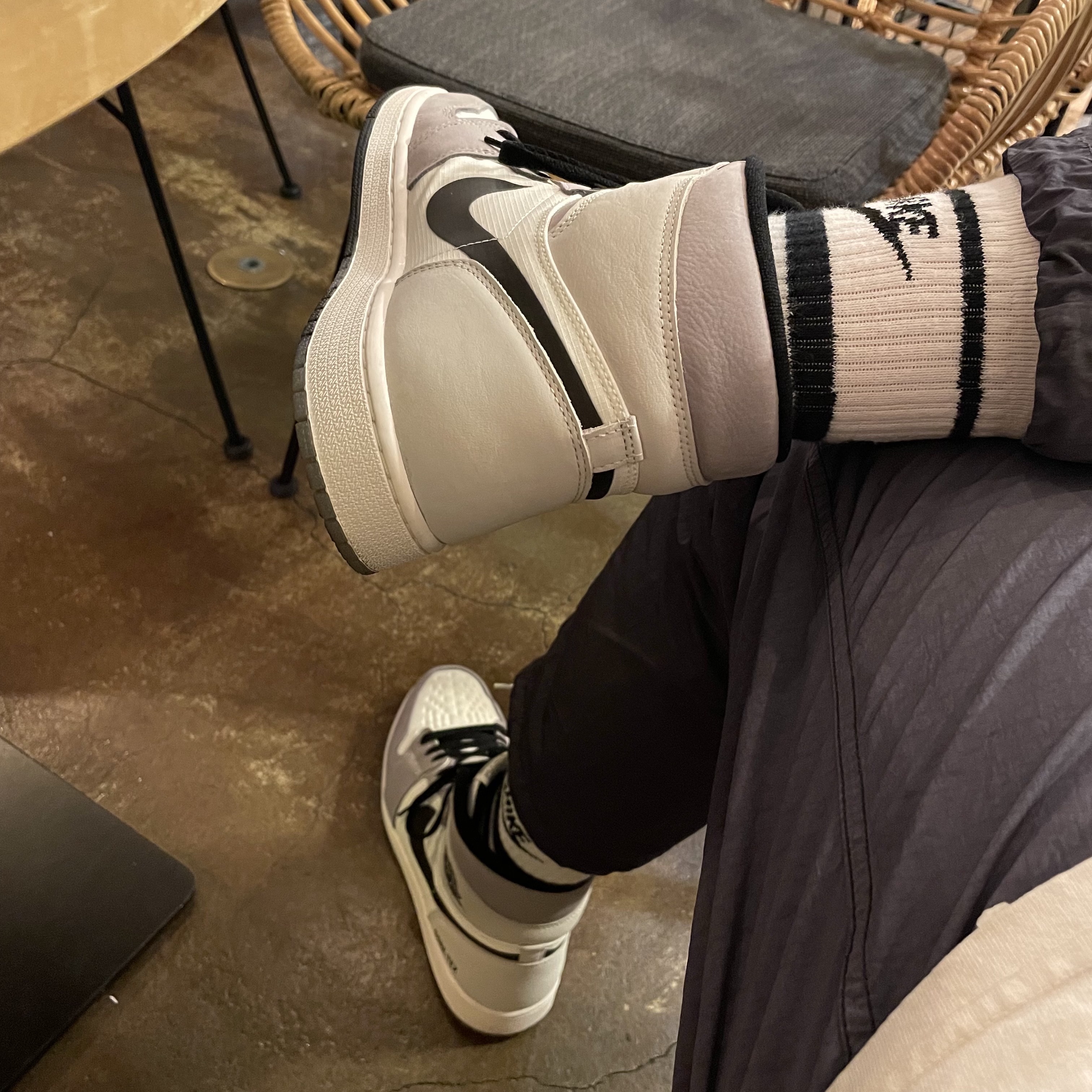 Jordan 1 Element Gore-Tex Sail, Nike Everyday Essential Crew Socks White (3 Pack/Korean Ver.) 착용 스타일