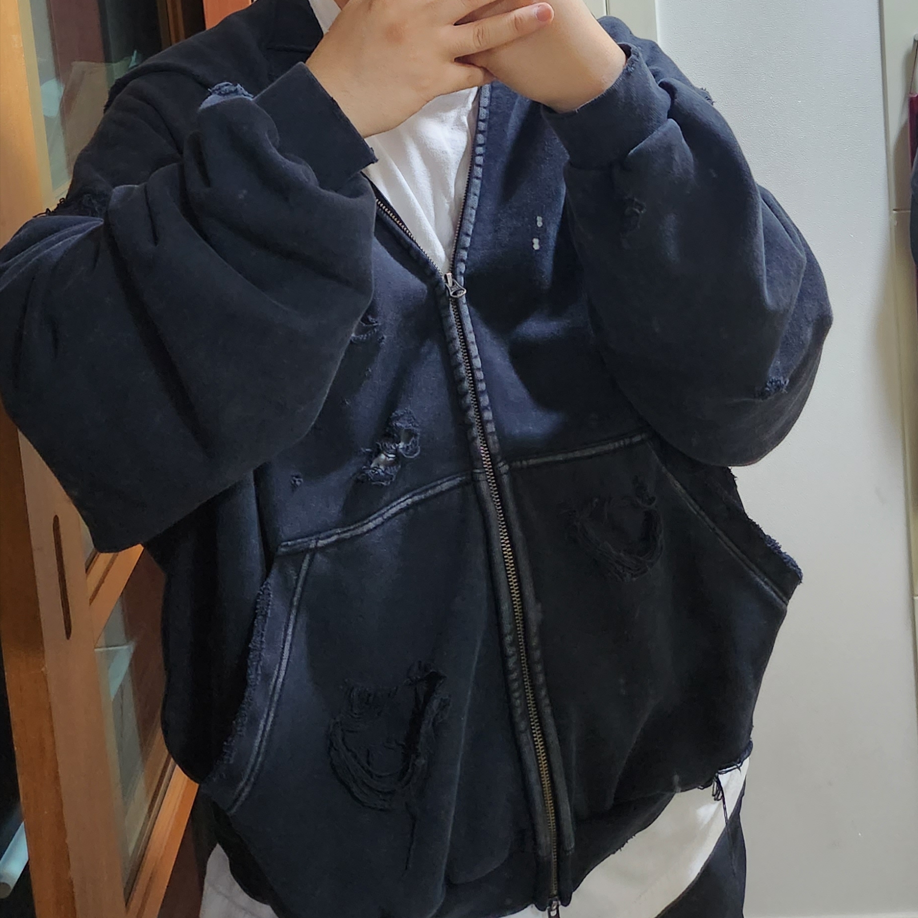 Nonnod x Shinsegae Distressed Zip-Up Hoodie Washed Black 착용 스타일