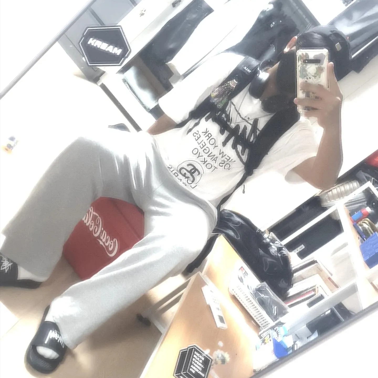 Nike x Stussy Benassi Slide Off Noir, Stussy World Tour T-Shirt White 착용 스타일