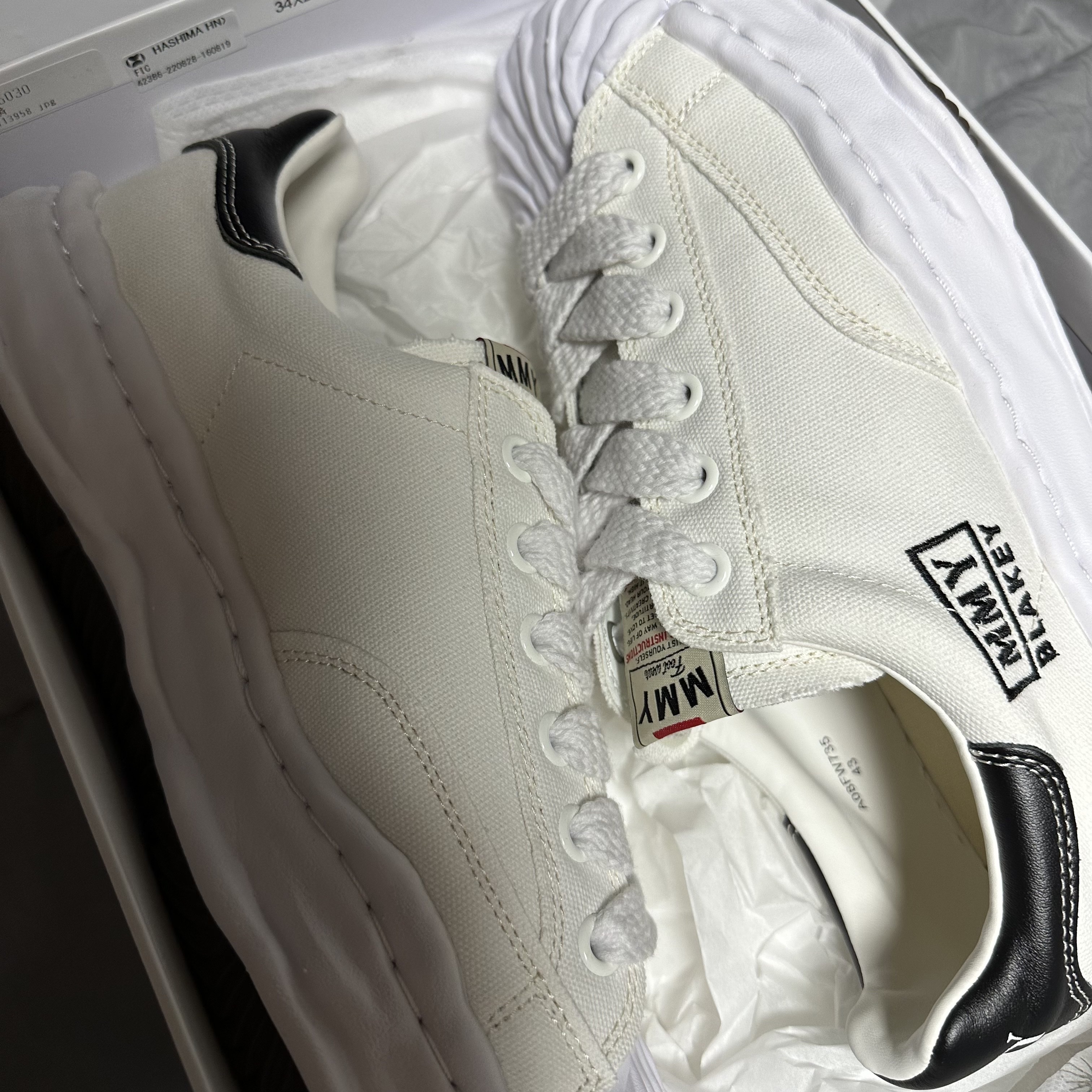 Maison Mihara Yasuhiro Blakey OG Sole Canvas Low-top Sneakers White 착용 스타일 - 2