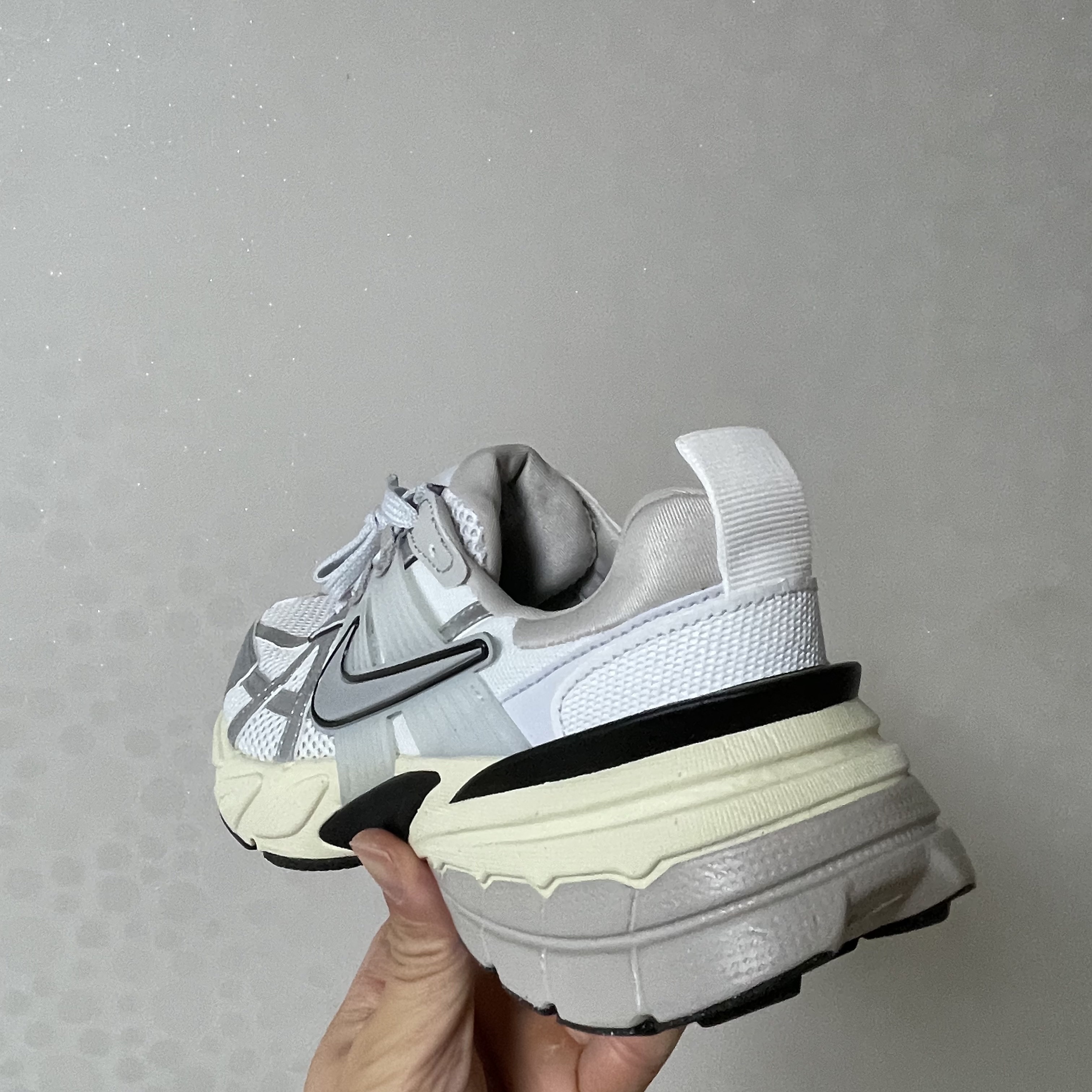 Nike V2K Run Summit White Metallic Silver 착용 스타일 - 2